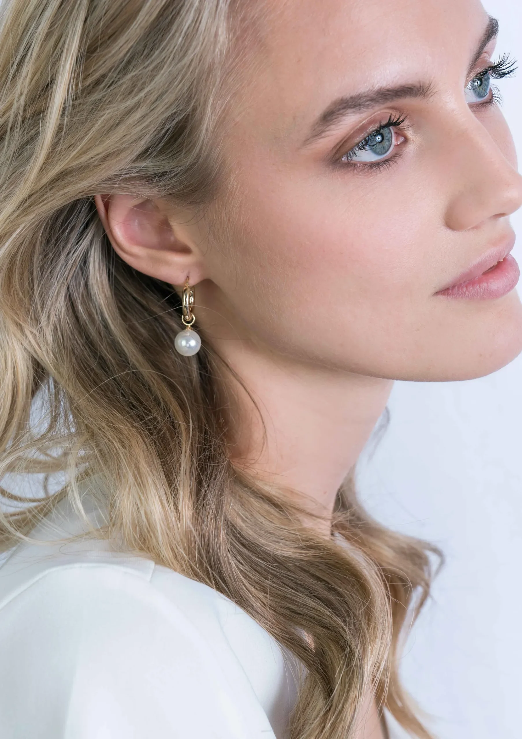 ZINZI Gold 14 karaat gouden oorbedels parel wit 8mm ZGCH144 (zonder oorringen)