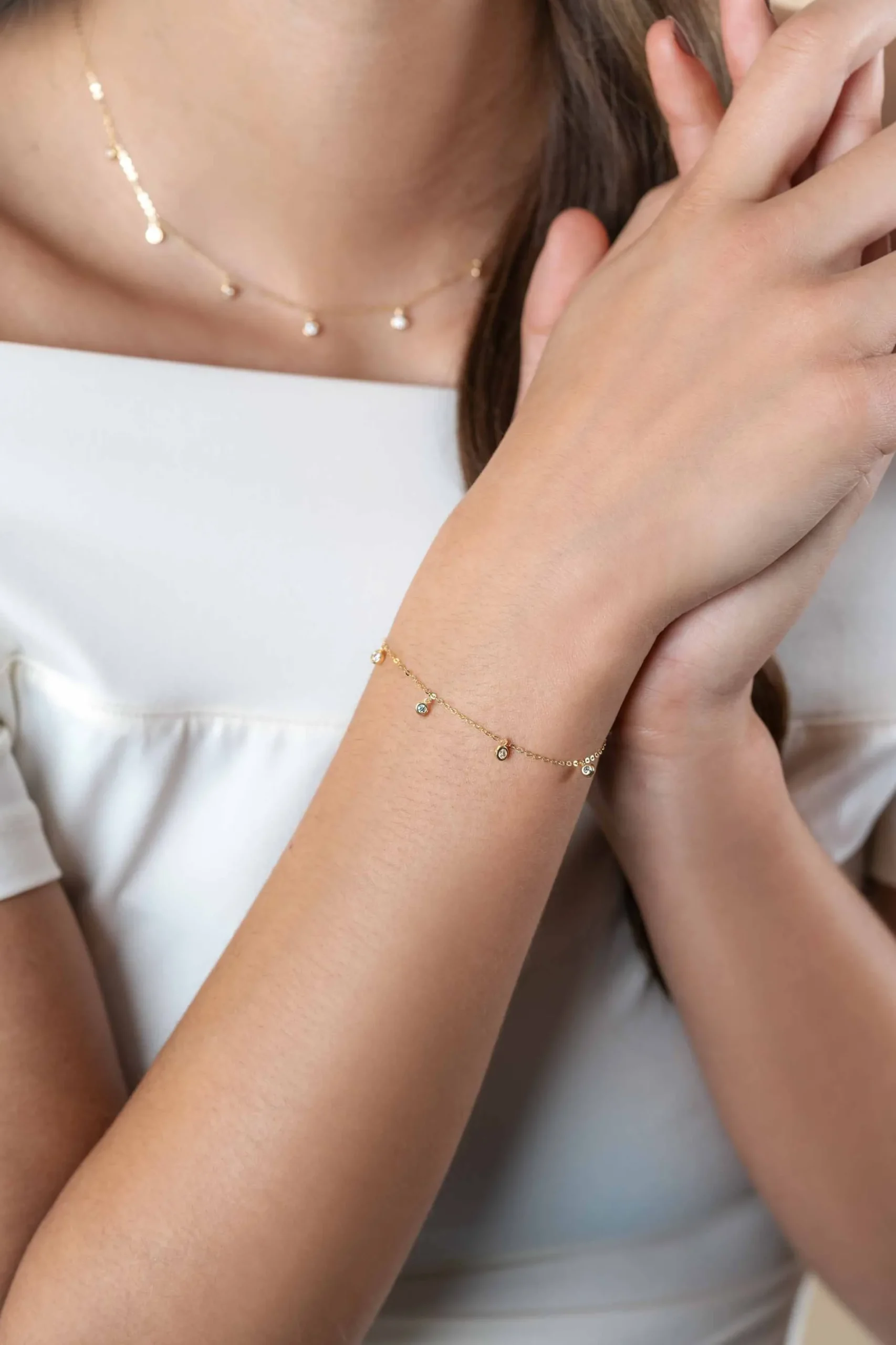 ZINZI Gold 14 krt gouden armband met zeven ronde hangertjes, bezet met witte zirconia's 15,5-18,5cm ZGA451