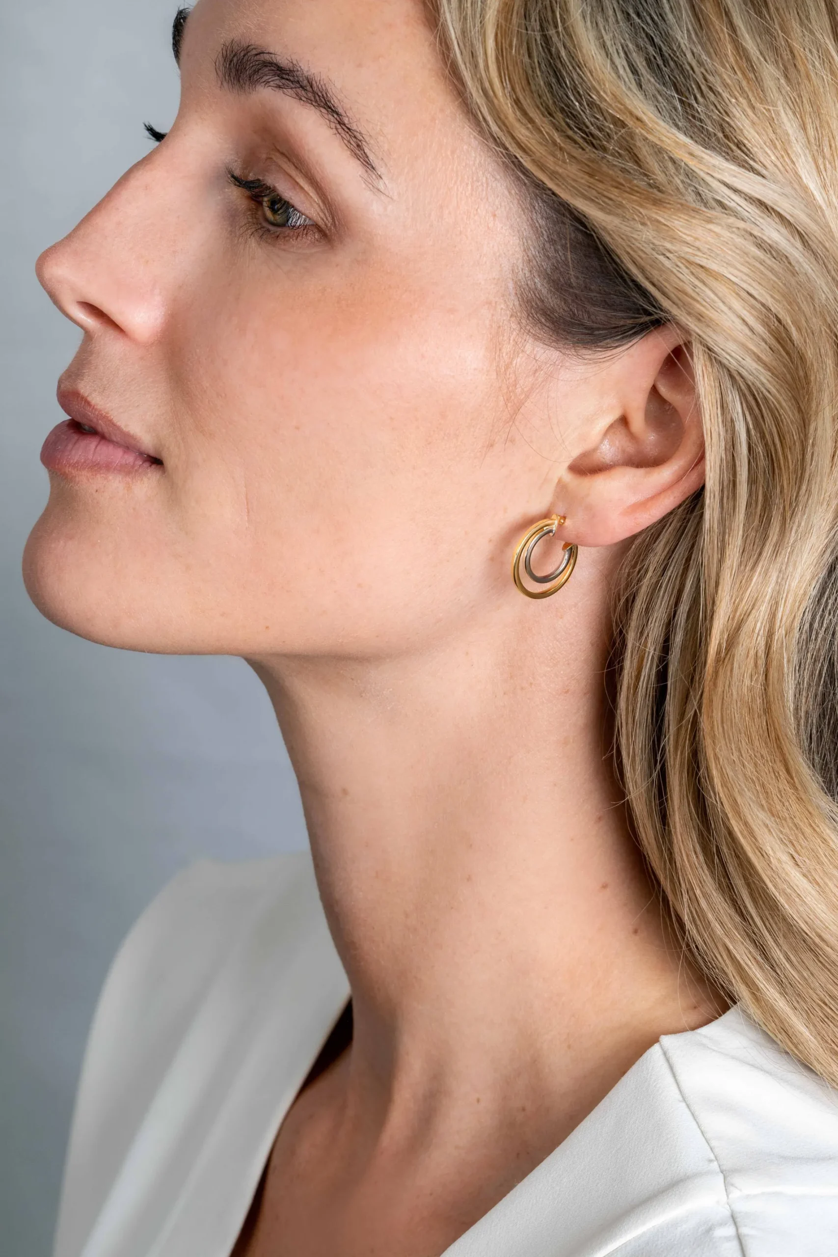 ZINZI Gold 14 krt gouden bicolor oorringen 18mm, met multi-look uitstraling. Met een vierkante buis van 1,5mm breed ZGO335