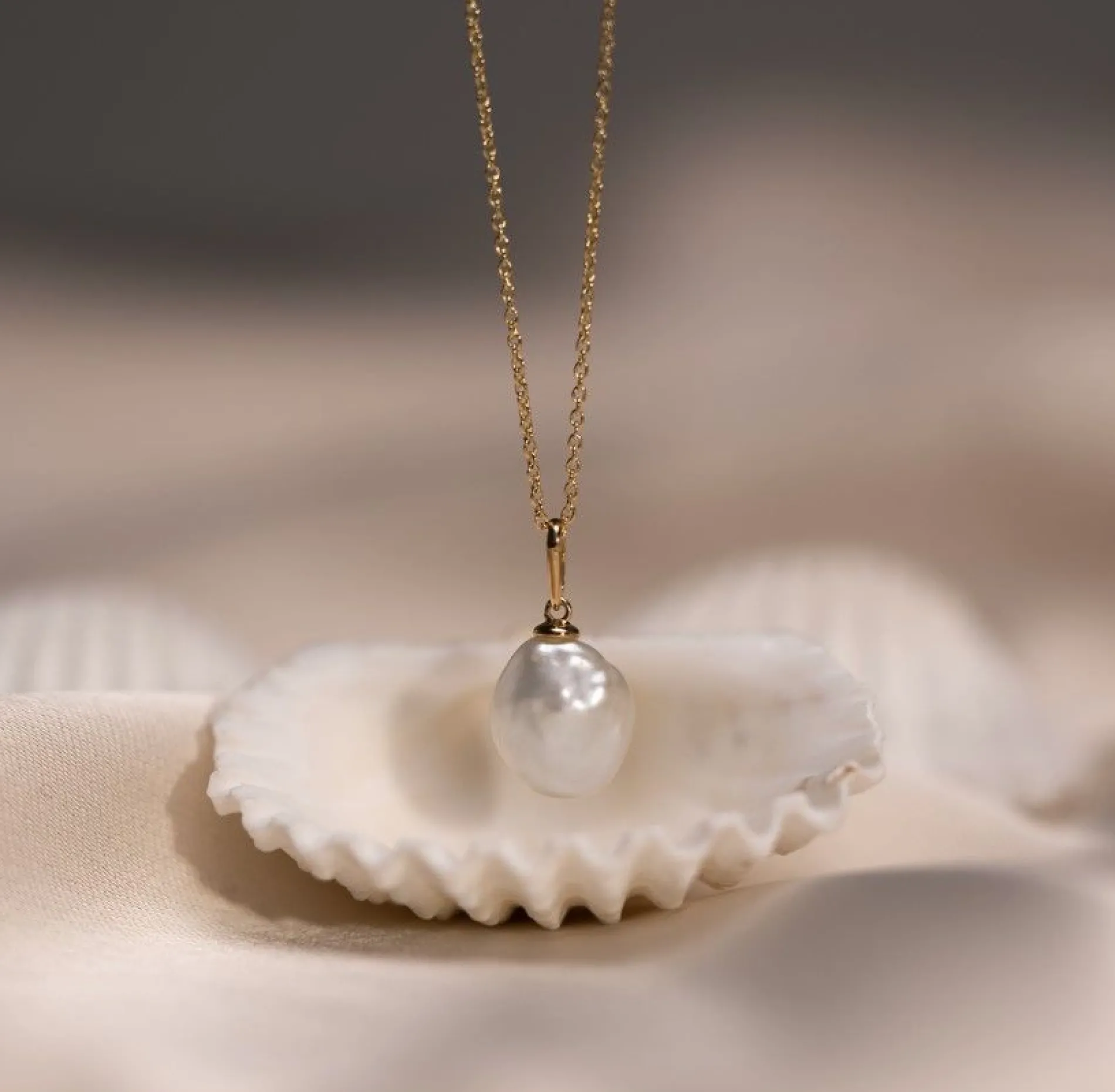 ZINZI Gold 14 krt gouden hanger met witte parel 10mm in natuurlijke vorm ZGH405 (zonder collier)