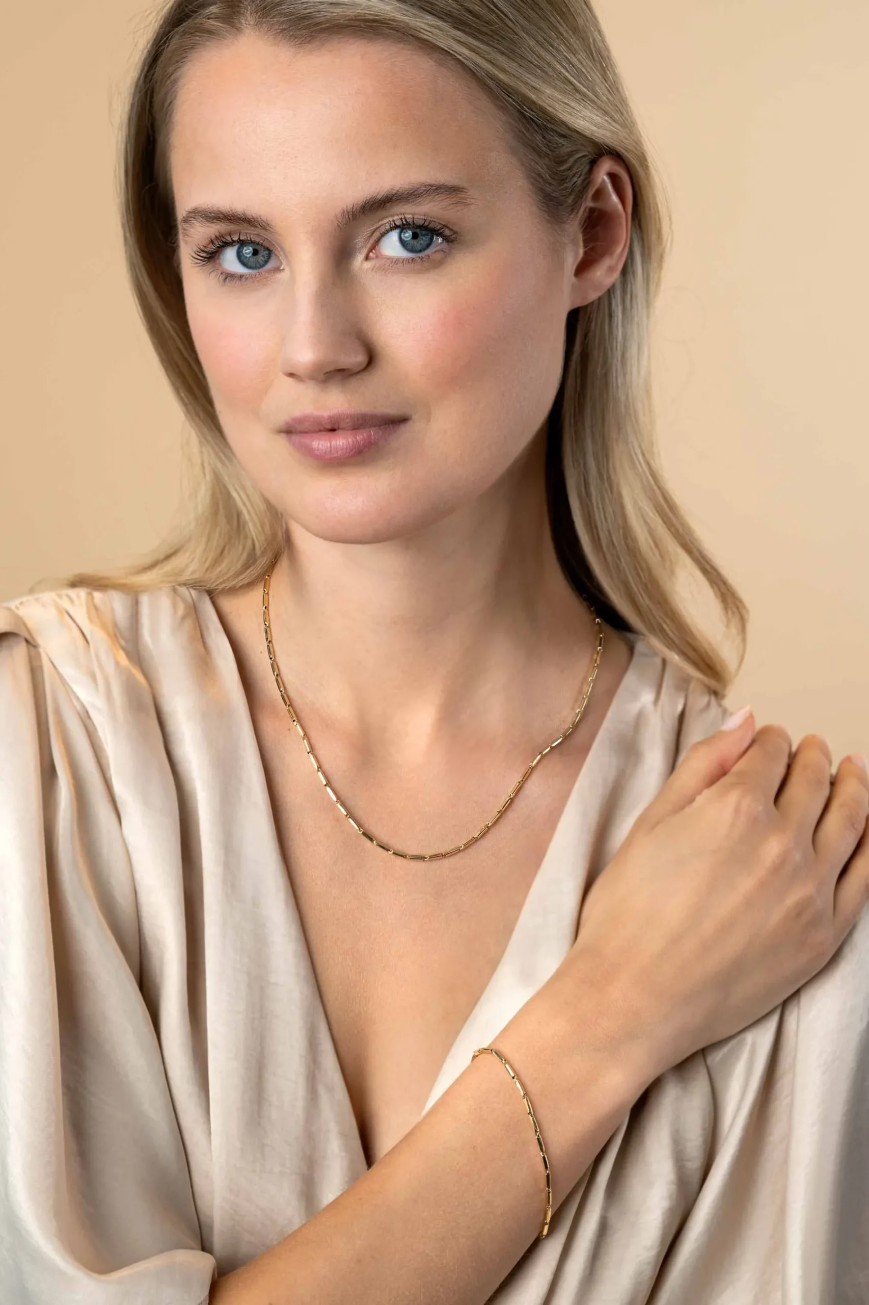 ZINZI Gold 14 krt gouden ketting met stoere rechthoekige staafjes (2mm breed) met vierkante buis 43cm ZGC452