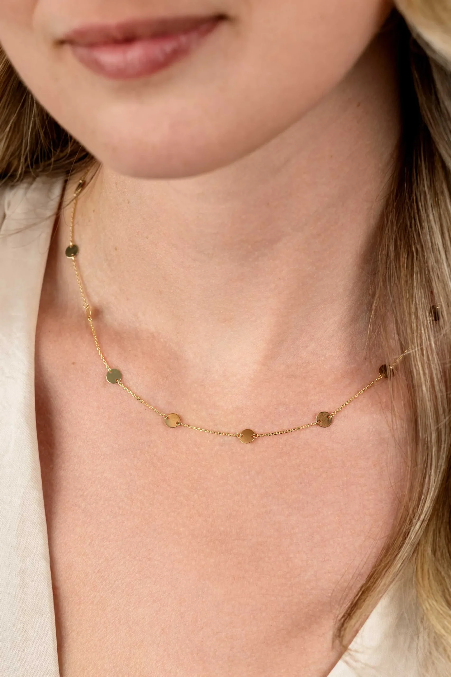 ZINZI Gold 14 krt gouden ketting met subtiele jasseron schakels en negen ronde gladde plaatjes 5mm breed 42-45cm ZGC503