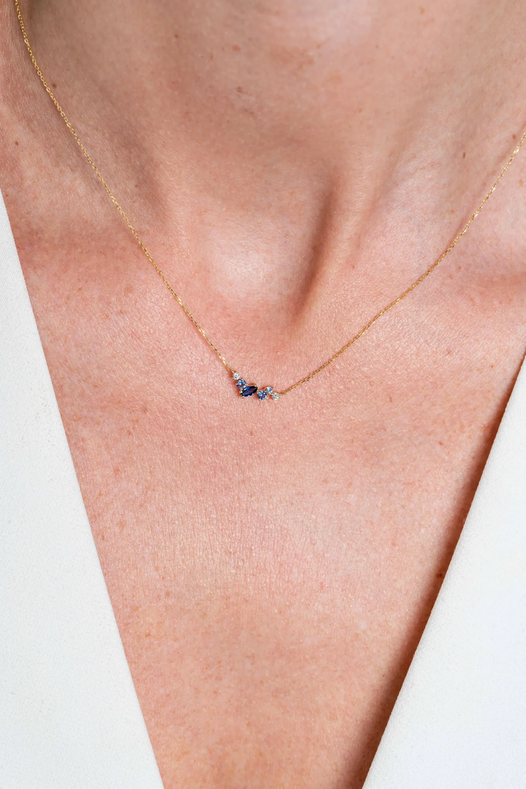 ZINZI Gold 14 krt gouden ketting 45cm, in het midden bezet met fijne witte, lichtblauwe en donkerblauwe zirconia's ZGC381