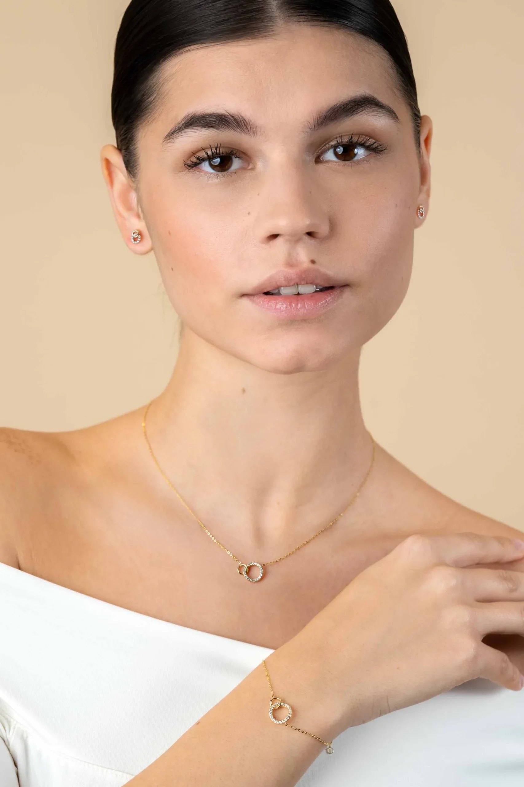 ZINZI Gold 14 krt gouden ketting met twee open rondjes, mooi met elkaar verbonden. Het groter rondje (11mm) is bezet met witte zirconia's 40-43cm ZGC460