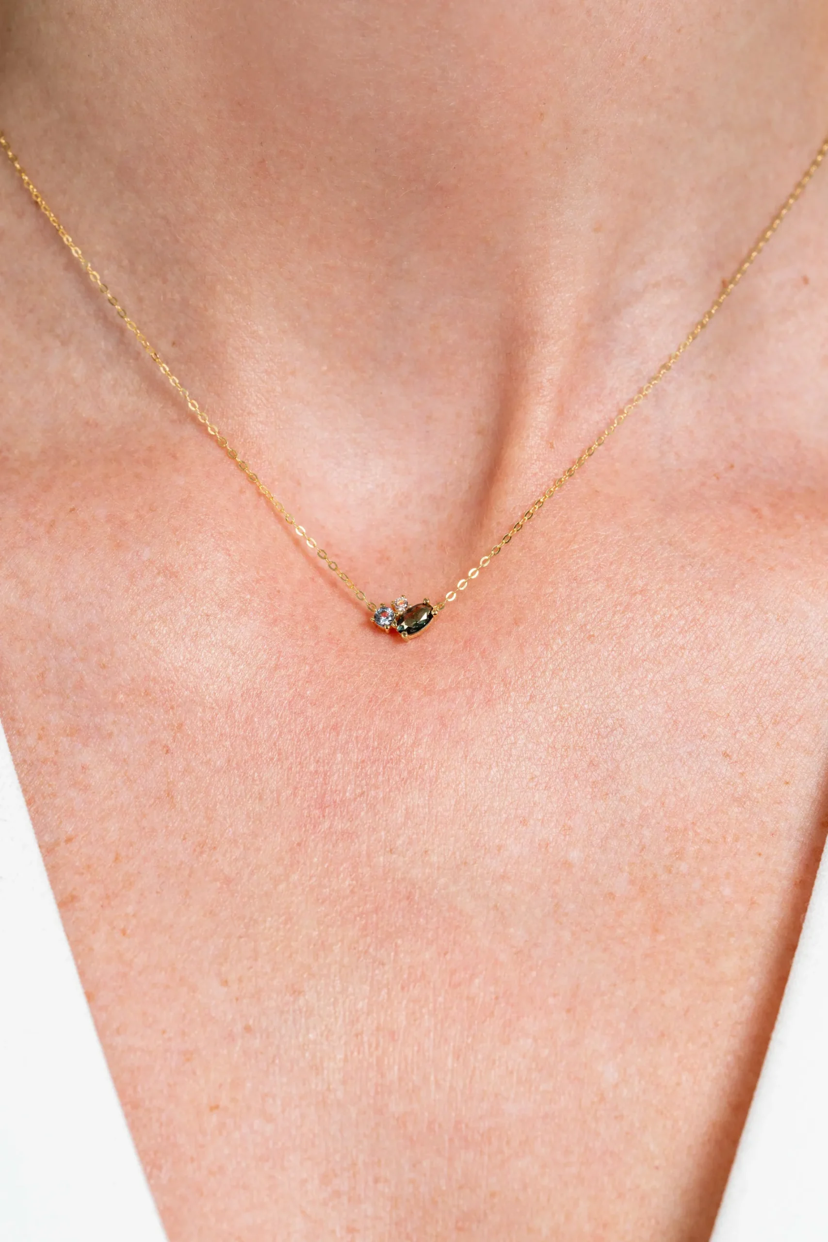 ZINZI Gold 14 krt gouden ketting 45cm, in het midden bezet met fijne groene, blauwe en champagne zirconia's ZGC379