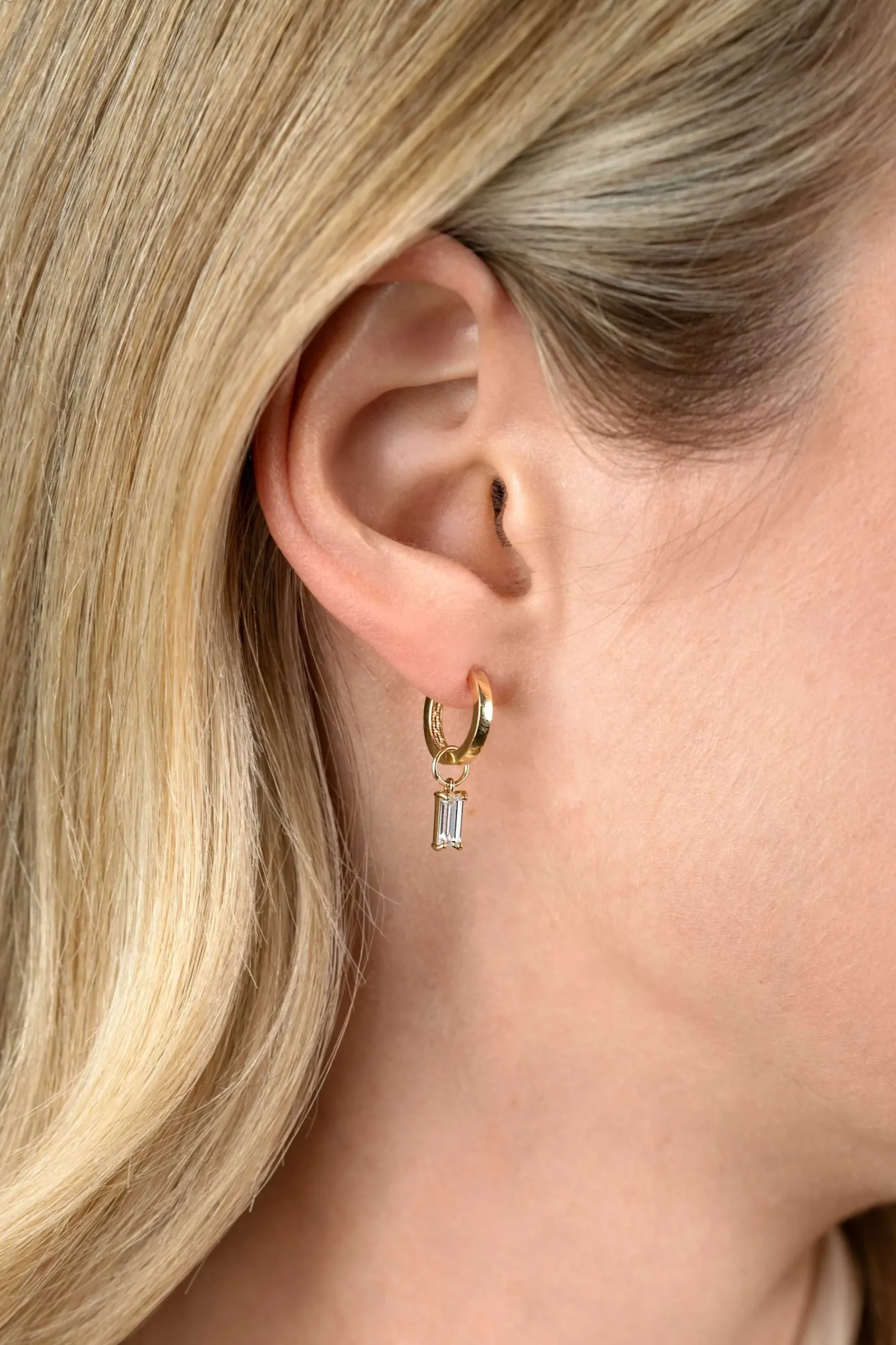 ZINZI Gold 14 krt gouden oorbedels bezet met baquette geslepen witte zirconia 7mm in chatonzetting ZGCH424 (zonder oorringen)