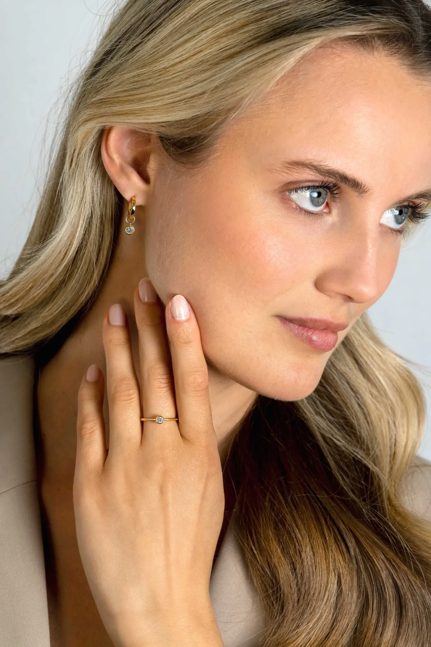 ZINZI Gold 14 krt gouden oorbedels in ronde vorm bezet met witte zirconia 5mm ZGCH421 (zonder oorringen)