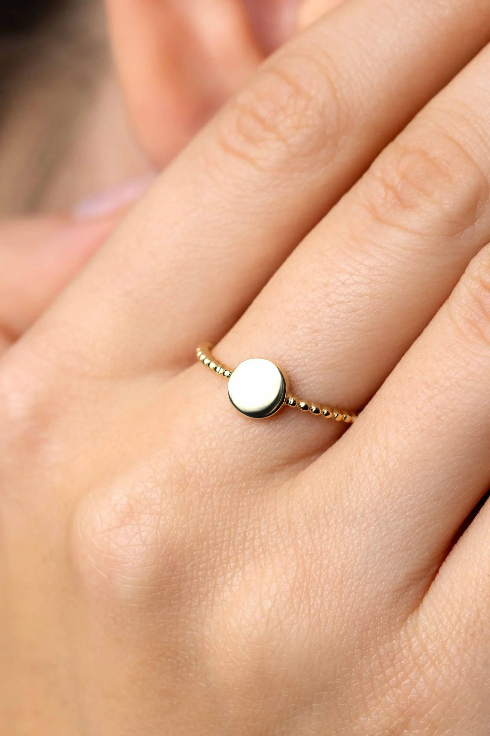 ZINZI Gold 14 krt gouden ring met bolletjes scheen en glanzend rond plaatje van 6,5mm ZGR399