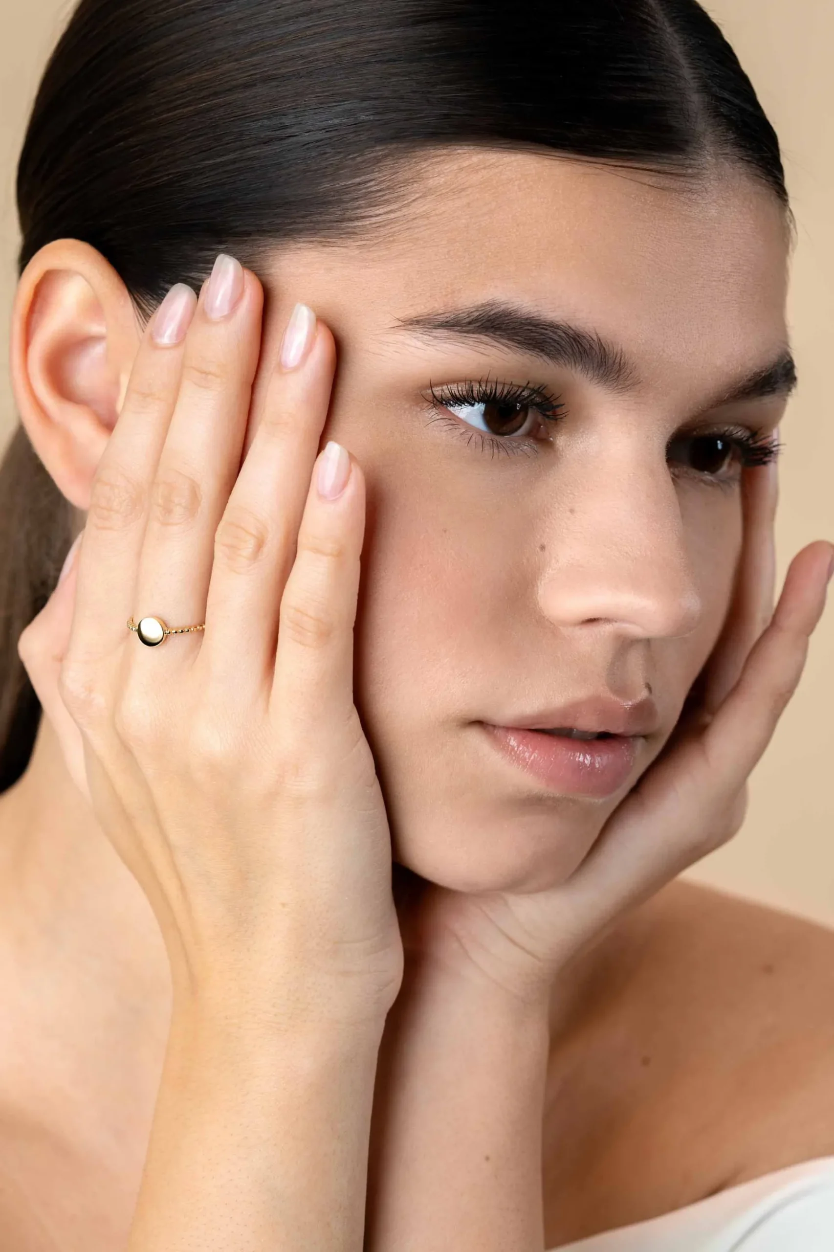 ZINZI Gold 14 krt gouden ring met bolletjes scheen en glanzend rond plaatje van 6,5mm ZGR399