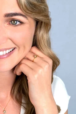 ZINZI Gold 14 krt gouden ring waarbij een lichtgroene amethist (6mm) is gezet in een vierkante chatonzetting ZGR376