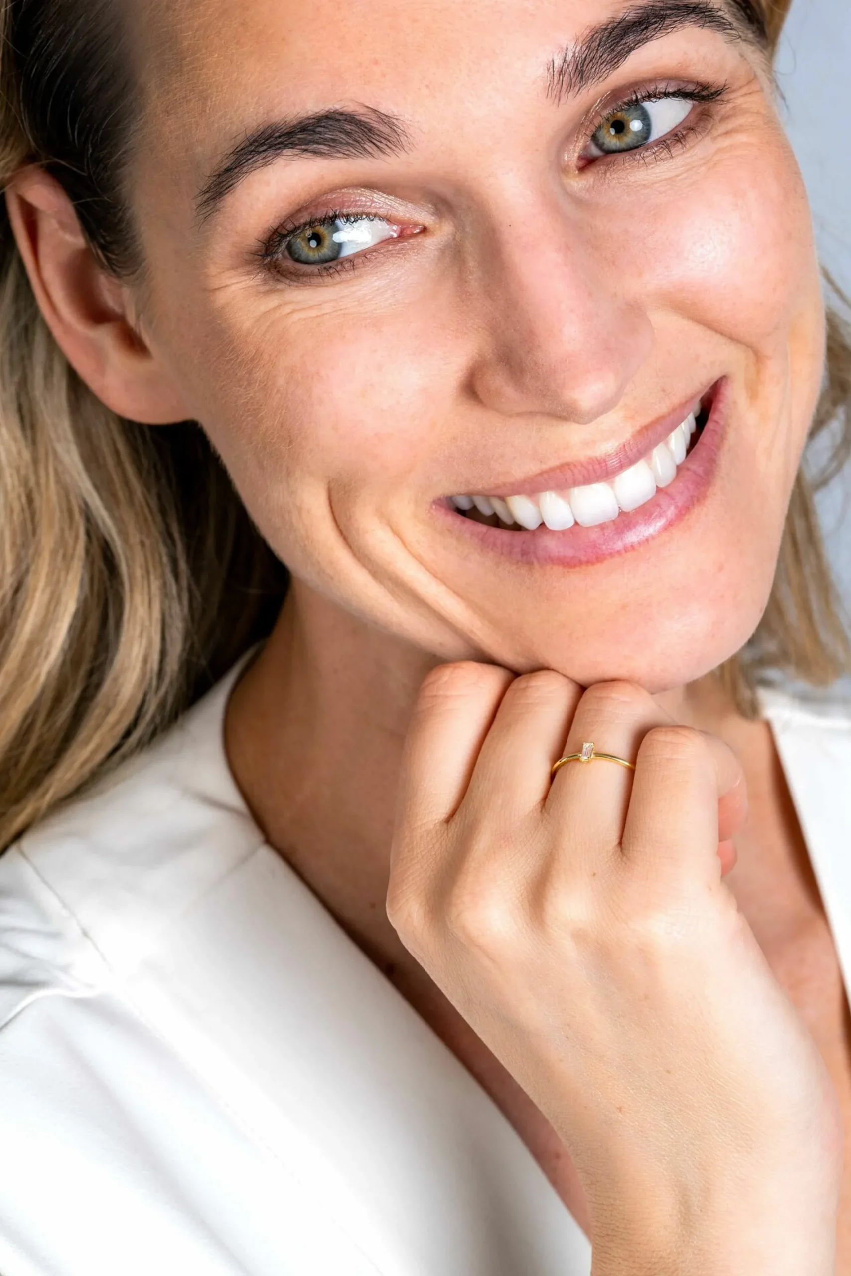 ZINZI Gold 14 krt gouden ring bezet met een witte zirconia in rechthoek-zetting (4,2mm) ZGR369