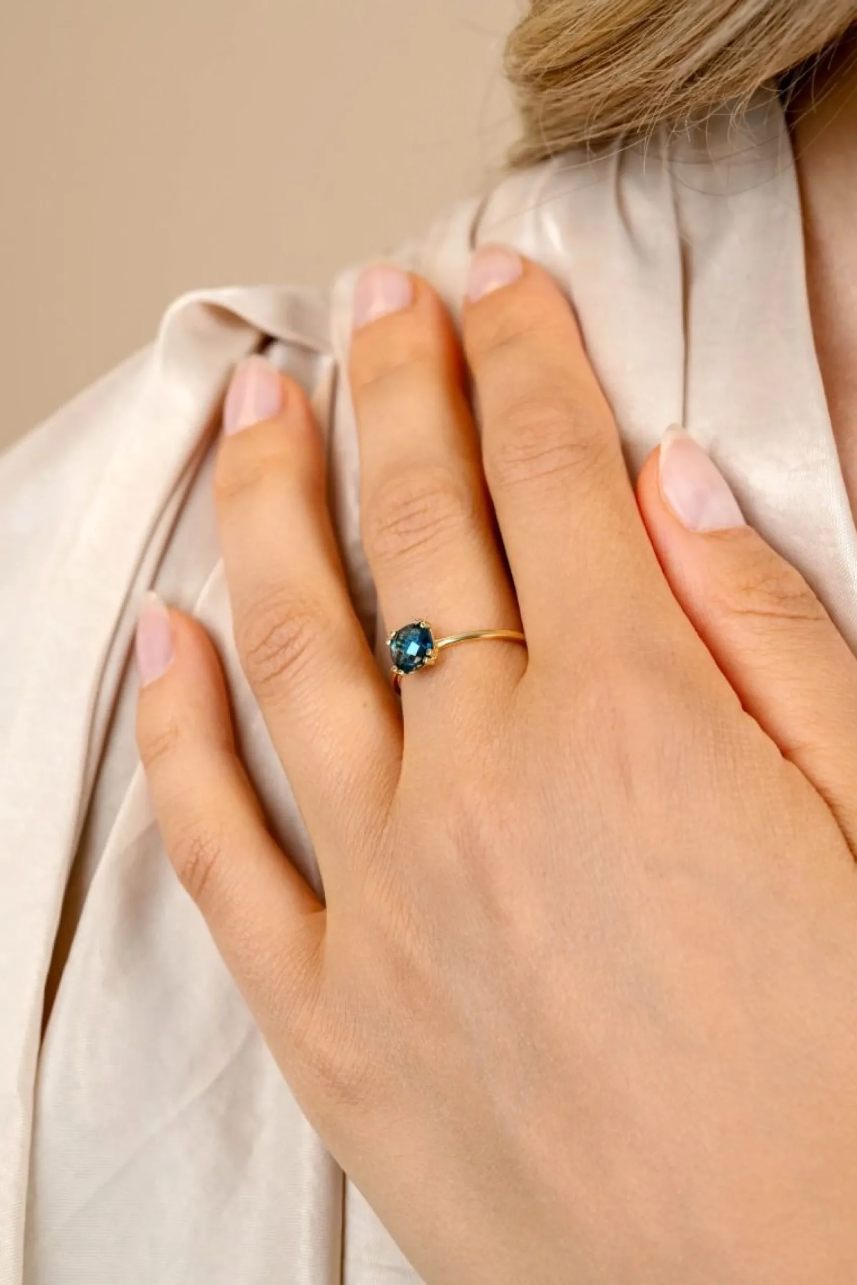 ZINZI Gold 14 krt gouden ring waarbij een Londen topaas (6mm) is gezet in een vierkante chatonzetting ZGR537