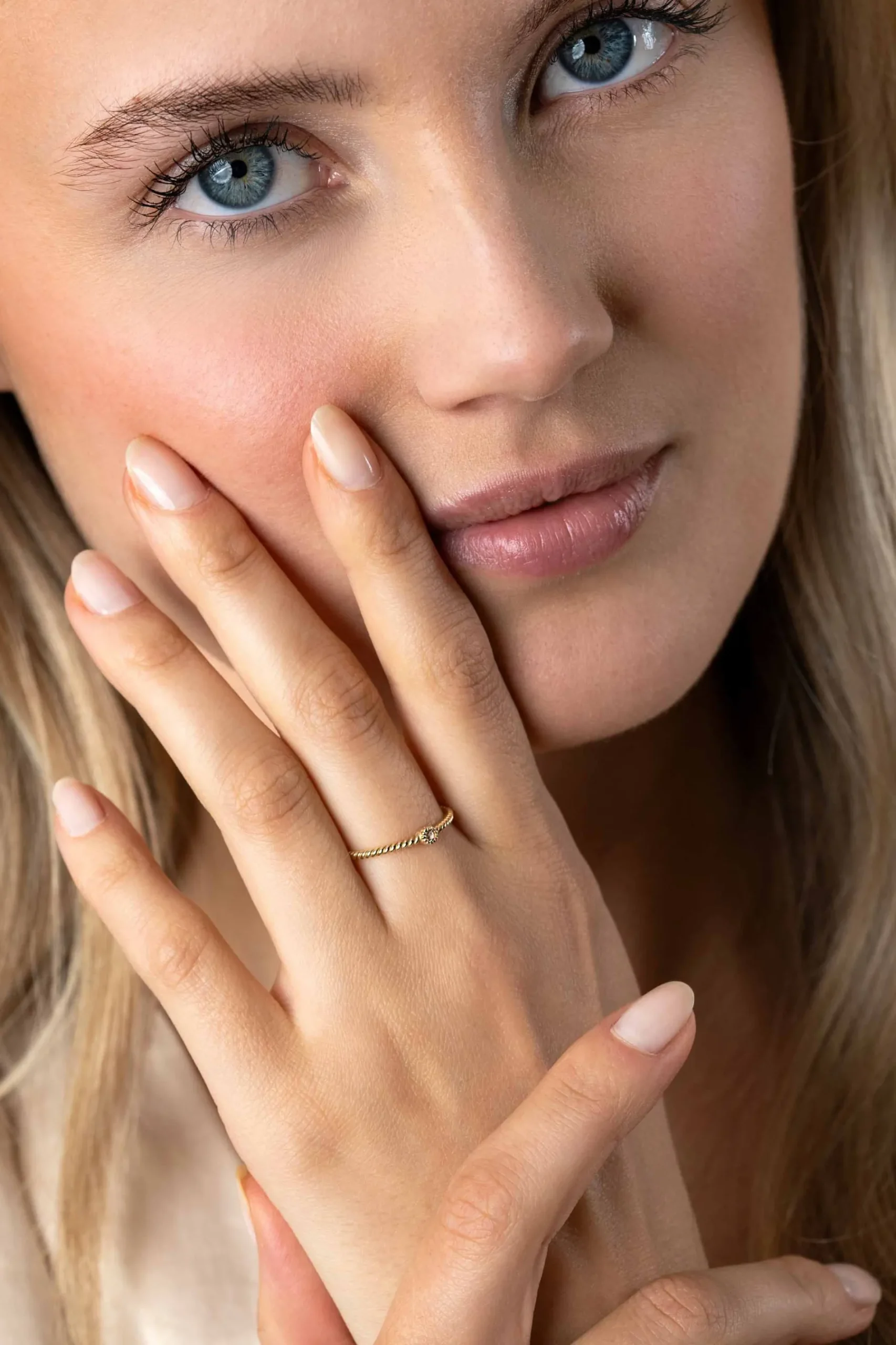 ZINZI Gold 14 krt gouden ring met gedraaide scheen en bezet met een ronde witte zirconia in bolletjes zetting van 3mm ZGR481