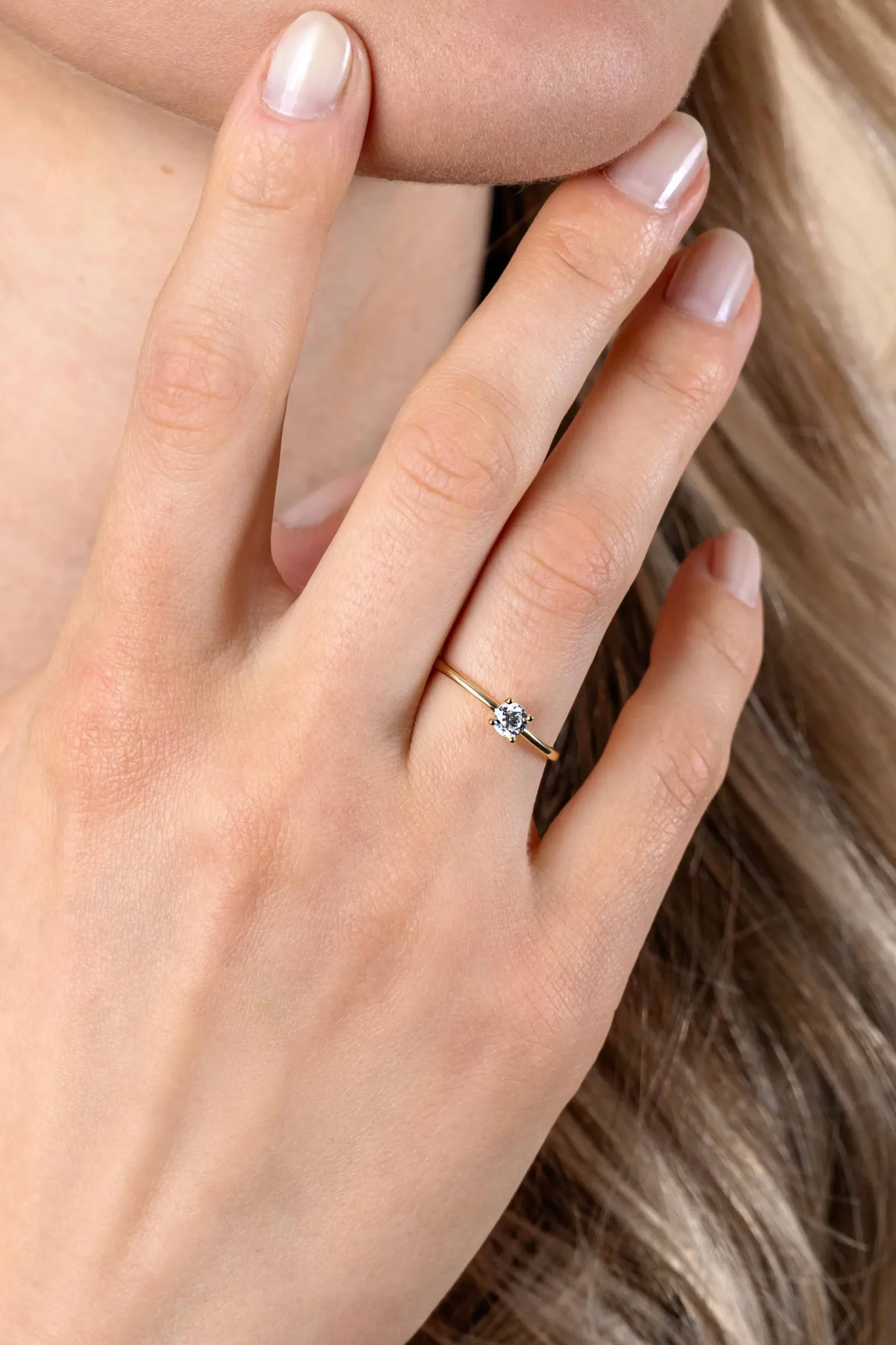 ZINZI Gold 14 krt gouden ring bezet met een ronde witte zirconia in vierpootszetting (4mm) ZGR385