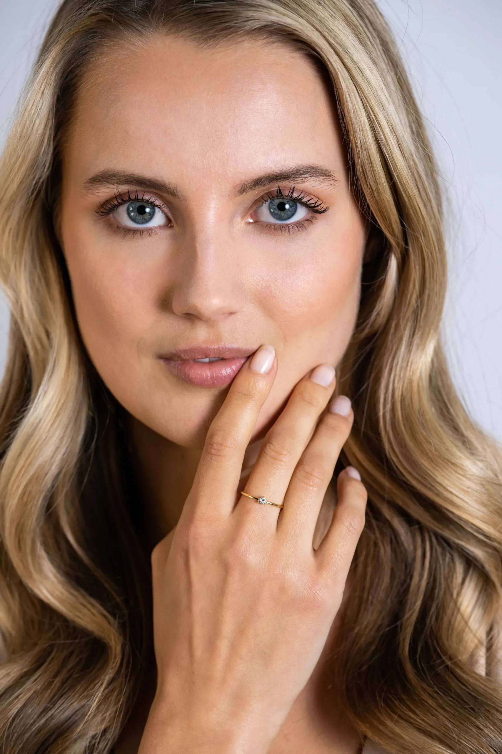 ZINZI Gold 14 krt gouden ring bezet met een witte zirconia in driehoekszetting (3,6mm) ZGR370