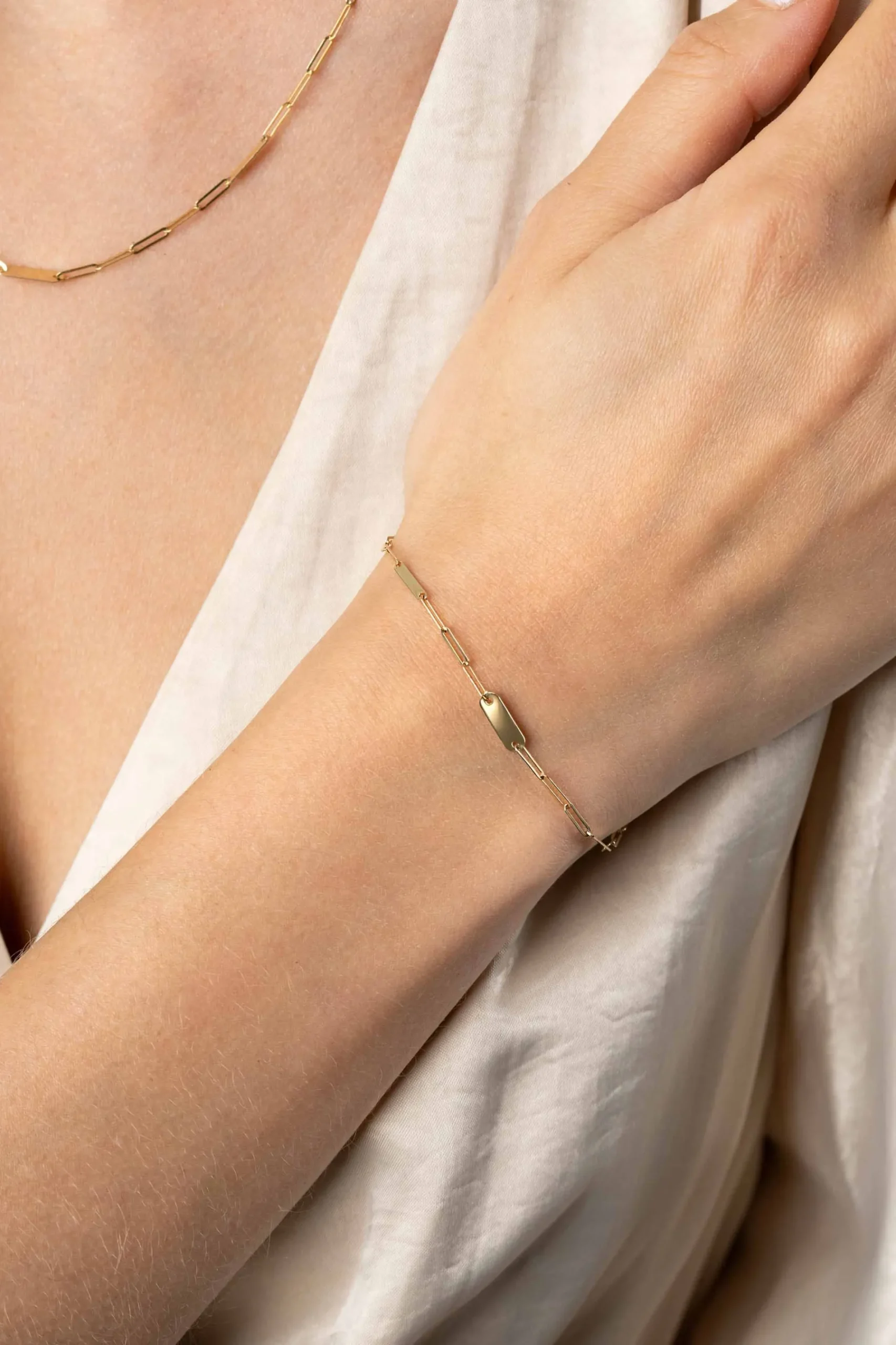 ZINZI Gold 14 krt gouden schakelarmband met paperclip schakels (1,8mm breed) en drie gladde plaatjes 19cm ZGA443