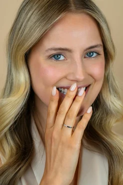 ZINZI Gold 14 krt witgouden ring (1,7mm breed) bezet met vier witte zirkonia's ZGR407W
