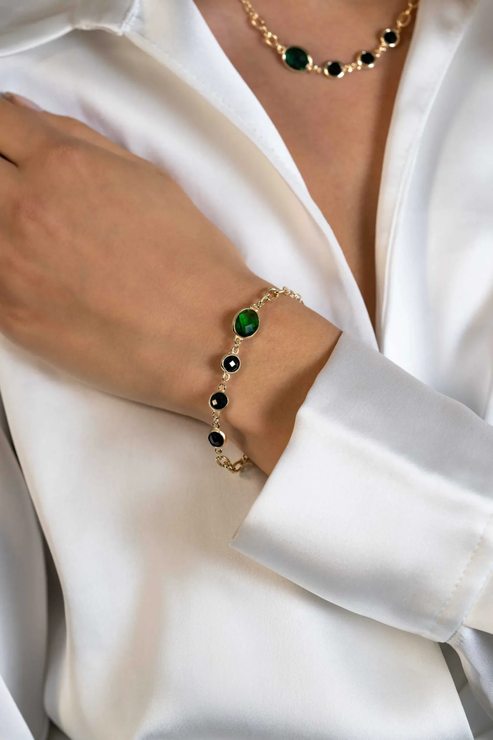 ZINZI gold plated zilveren schakel armband met drie ronde zettingen zwart en ovale zetting groen 17-20 cm ZIA2389
