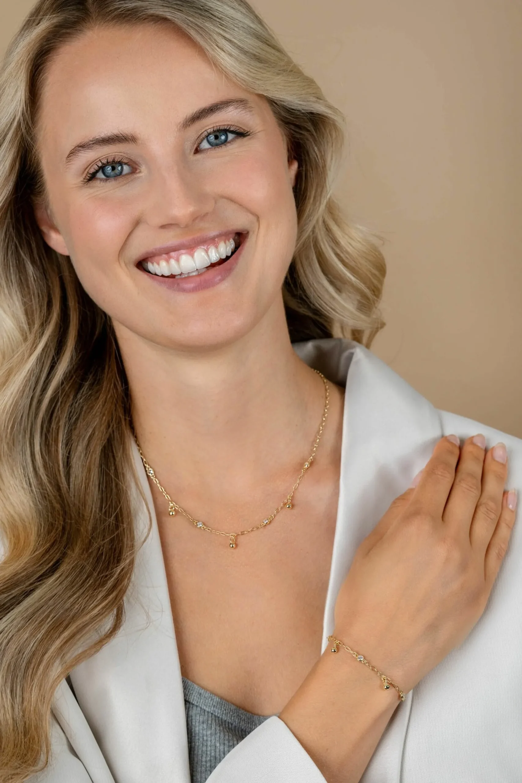 ZINZI gold plated zilveren schakel armband 9mm breed met witte zirkonia's en gladde bolletjes 17-19cm ZIA2658
