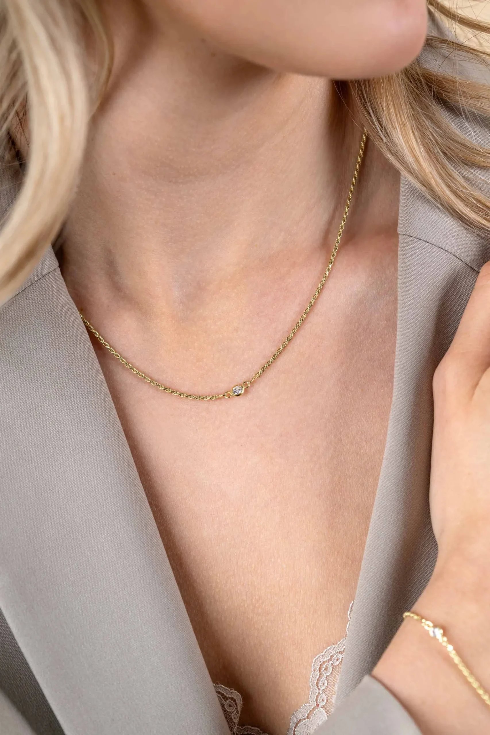 ZINZI gold plated zilveren koord ketting bezet met een ronde witte zirconia 40-45cm ZIC2461Y