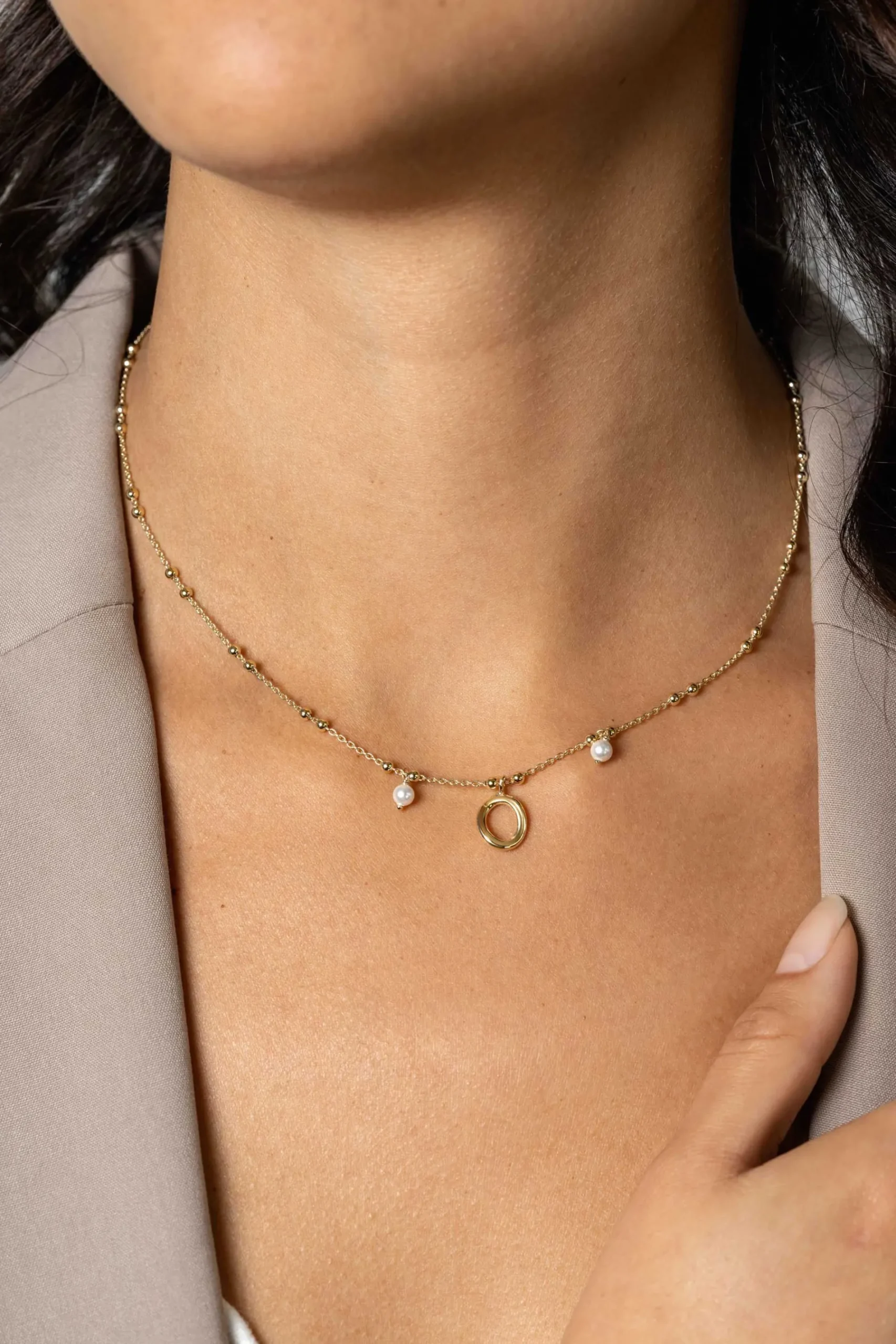 ZINZI gold plated zilveren fantasie ketting met kleine bolletjes, twee bungelende witte pareltjes en organische open vorm in het midden 42-45cm ZIC2405