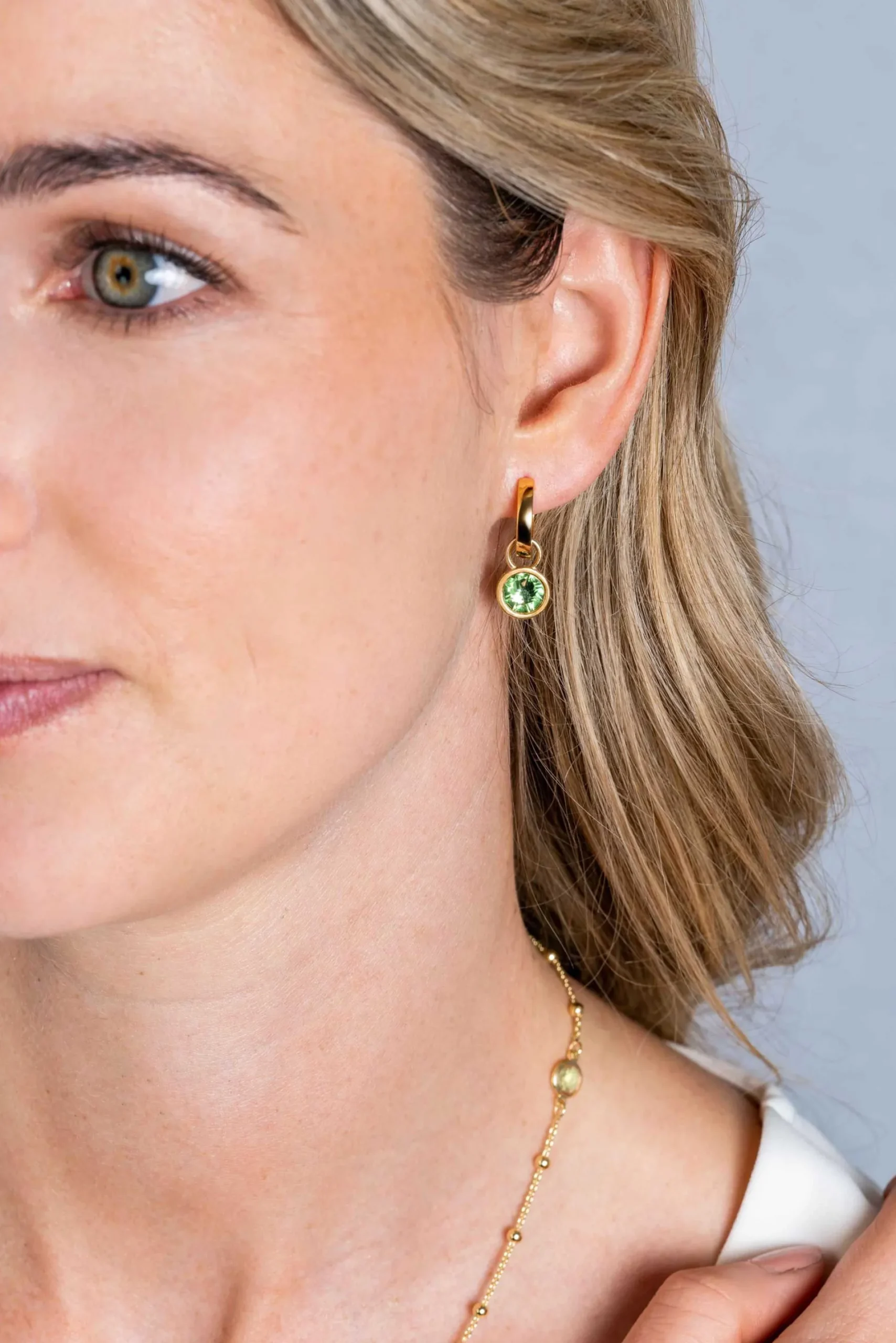 ZINZI gold plated zilveren oorbedels dubbelzijdig groen wit Swarovski crystals 9mm ZICH1006G (zonder oorringen)