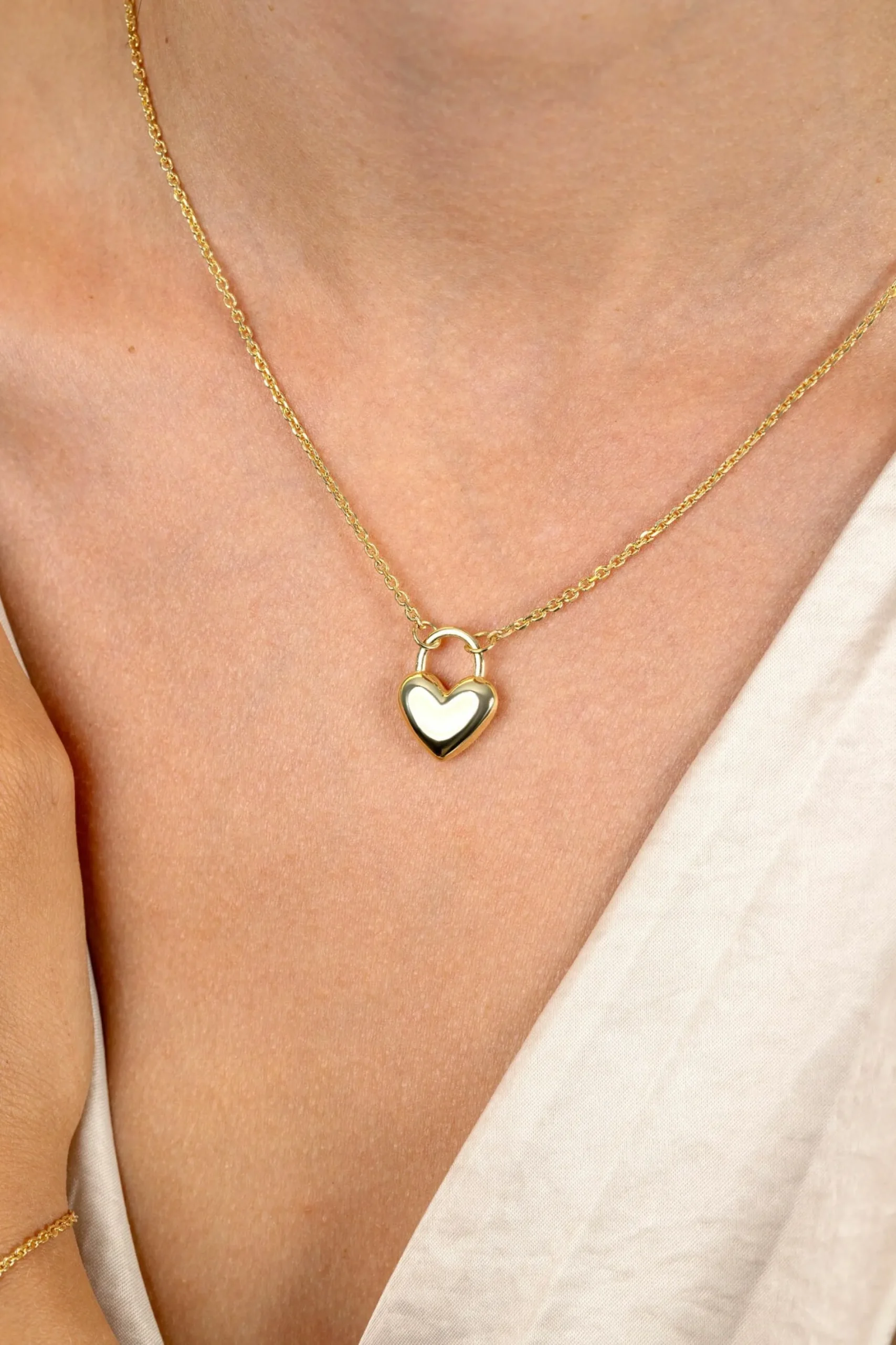 ZINZI gold plated zilvereren schakelketting met hartvormige slot hanger 18mm breed 42-45 cm ZIC2673G