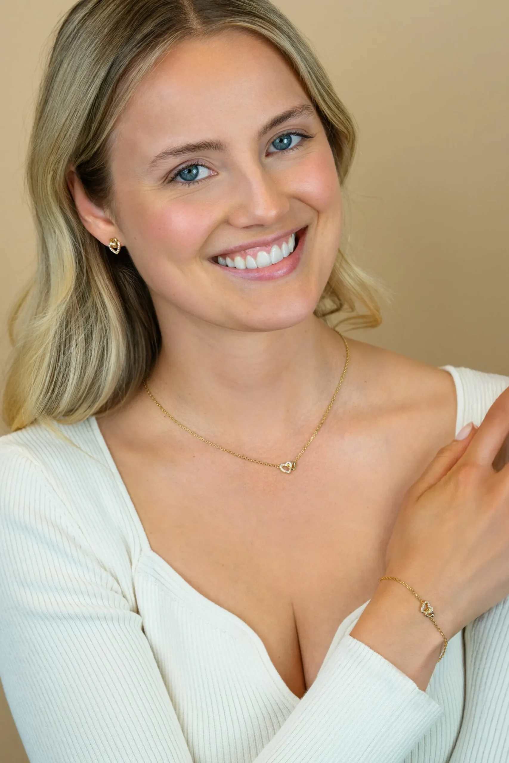 ZINZI gold plated zilveren armband met verbonden hartjes, witte zirkonia's 17-19cm ZIA2493Y