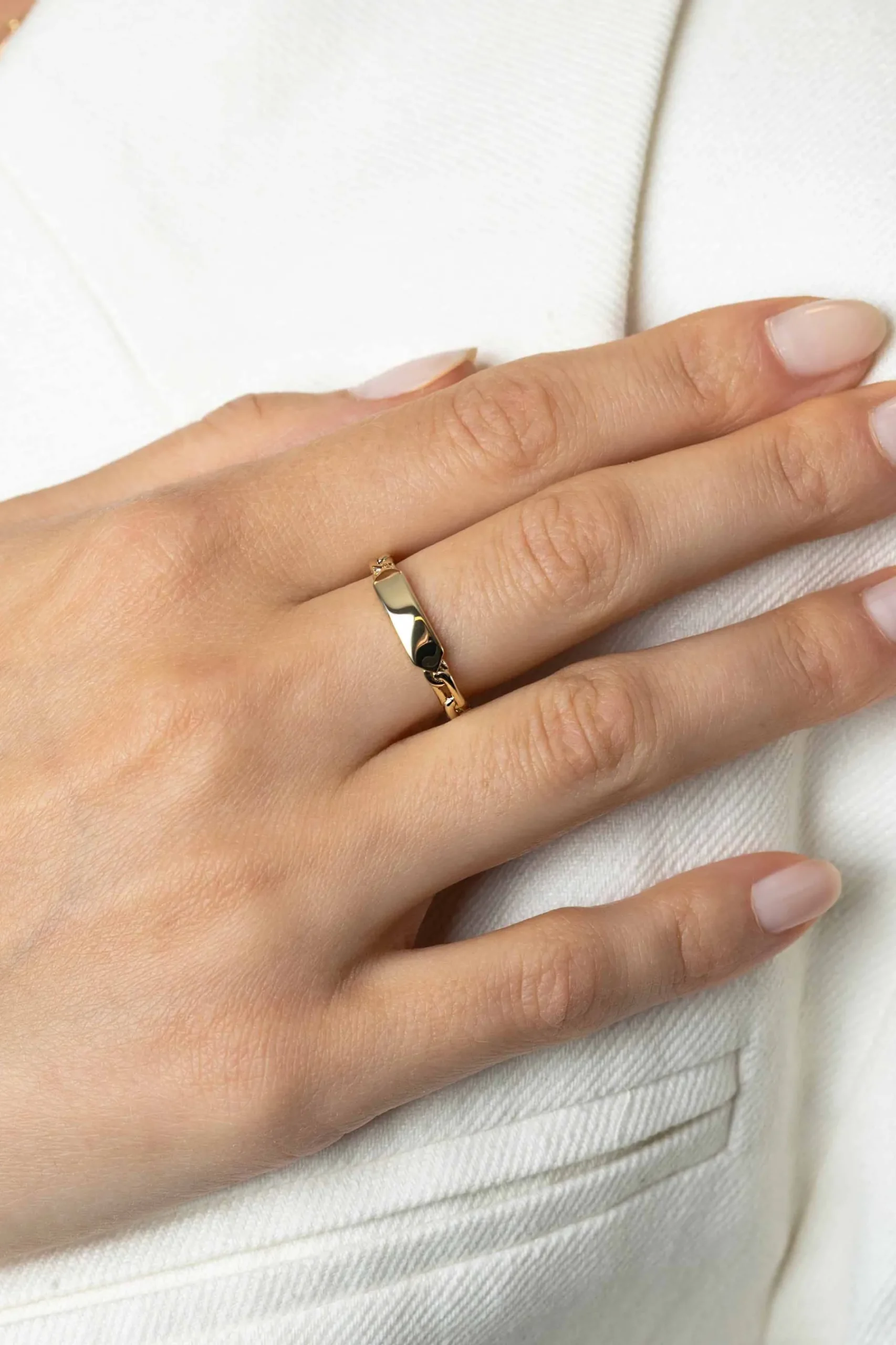 ZINZI gold plated zilveren ring met paperclip schakels en rechthoekig glanzend plaatje ZIR2530G