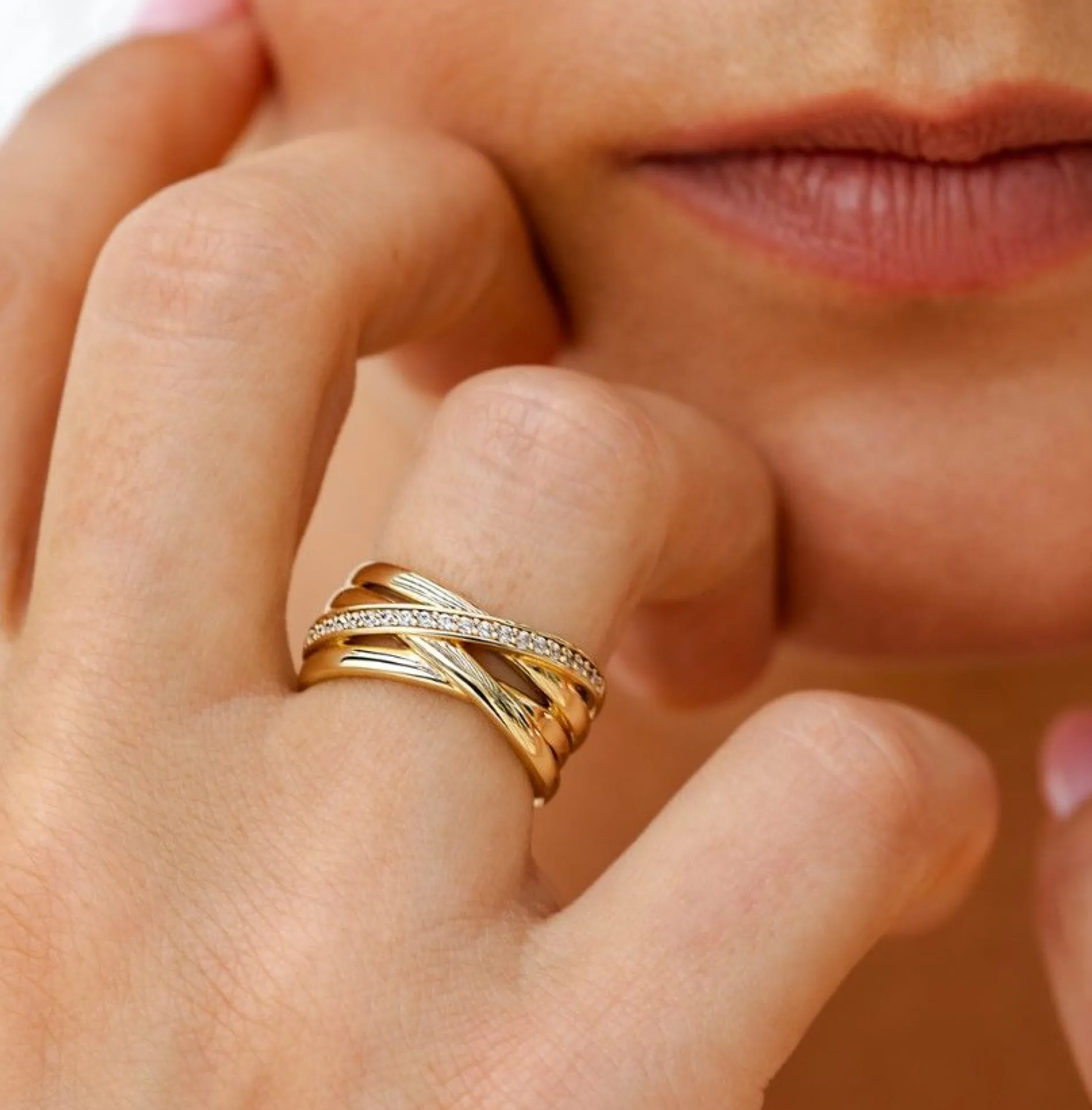 ZINZI gold plated zilveren brede cross-over ring glad wit ZIR1790Y