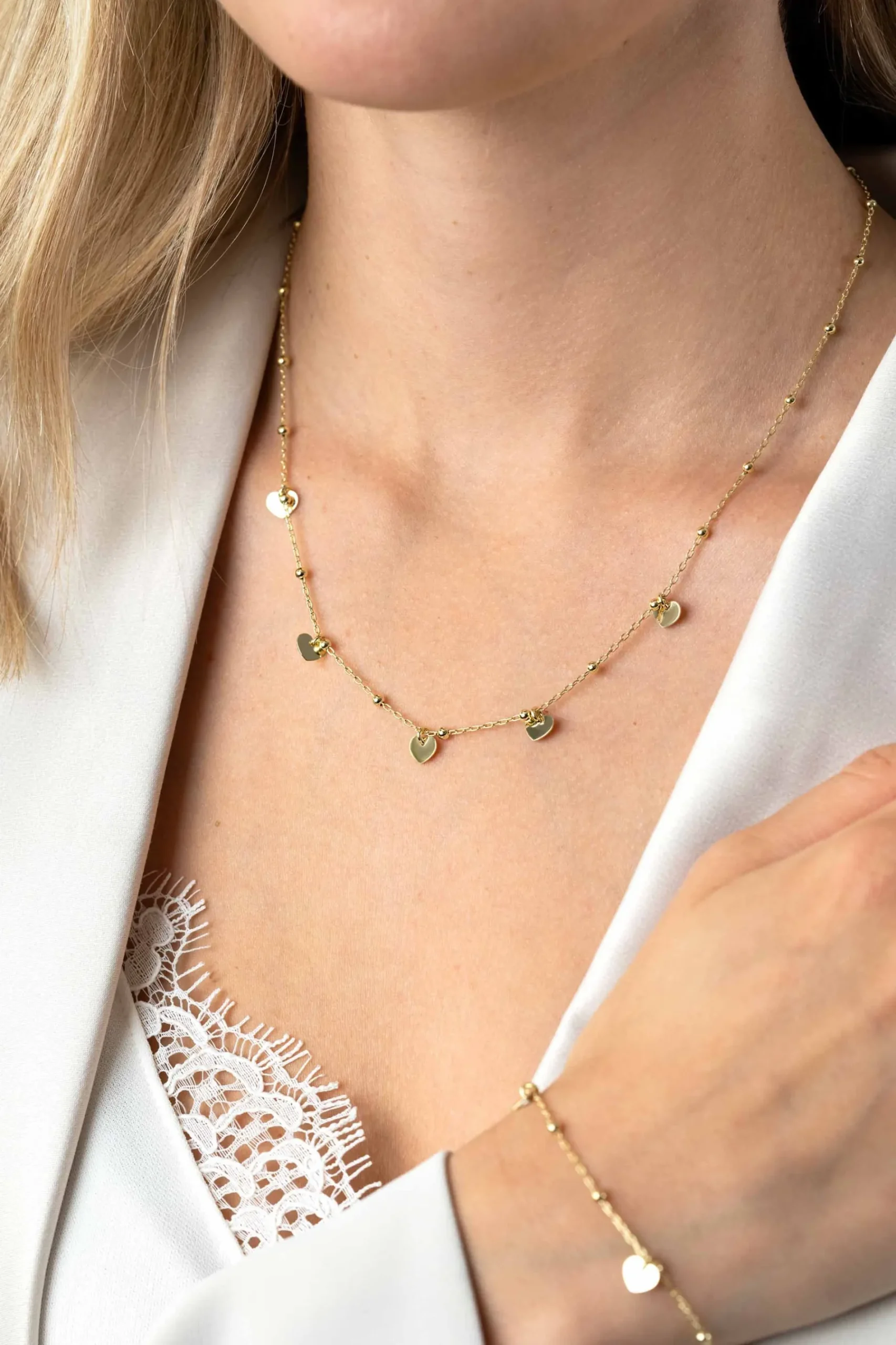ZINZI gold plated zilveren ankerketting met kleine bolletjes en vijf gladde hartjes 42-45cm ZIC2531G