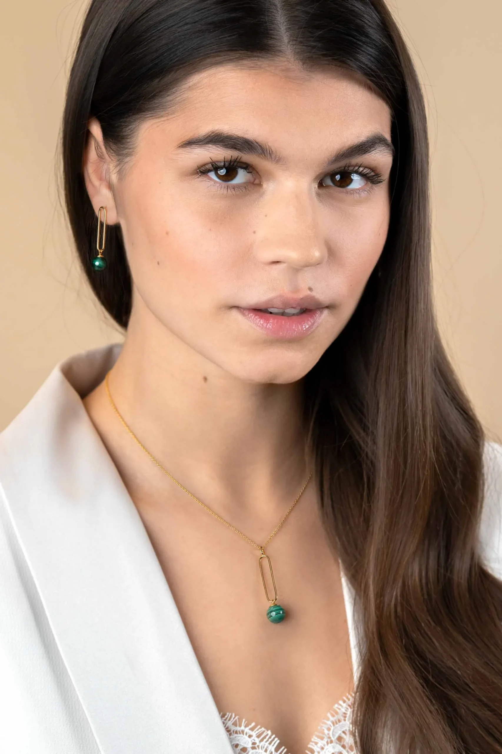 ZINZI gold plated zilveren ketting met lange ovale hanger en bungelende groene cateye in bolvorm 40-45cm ZIC2420