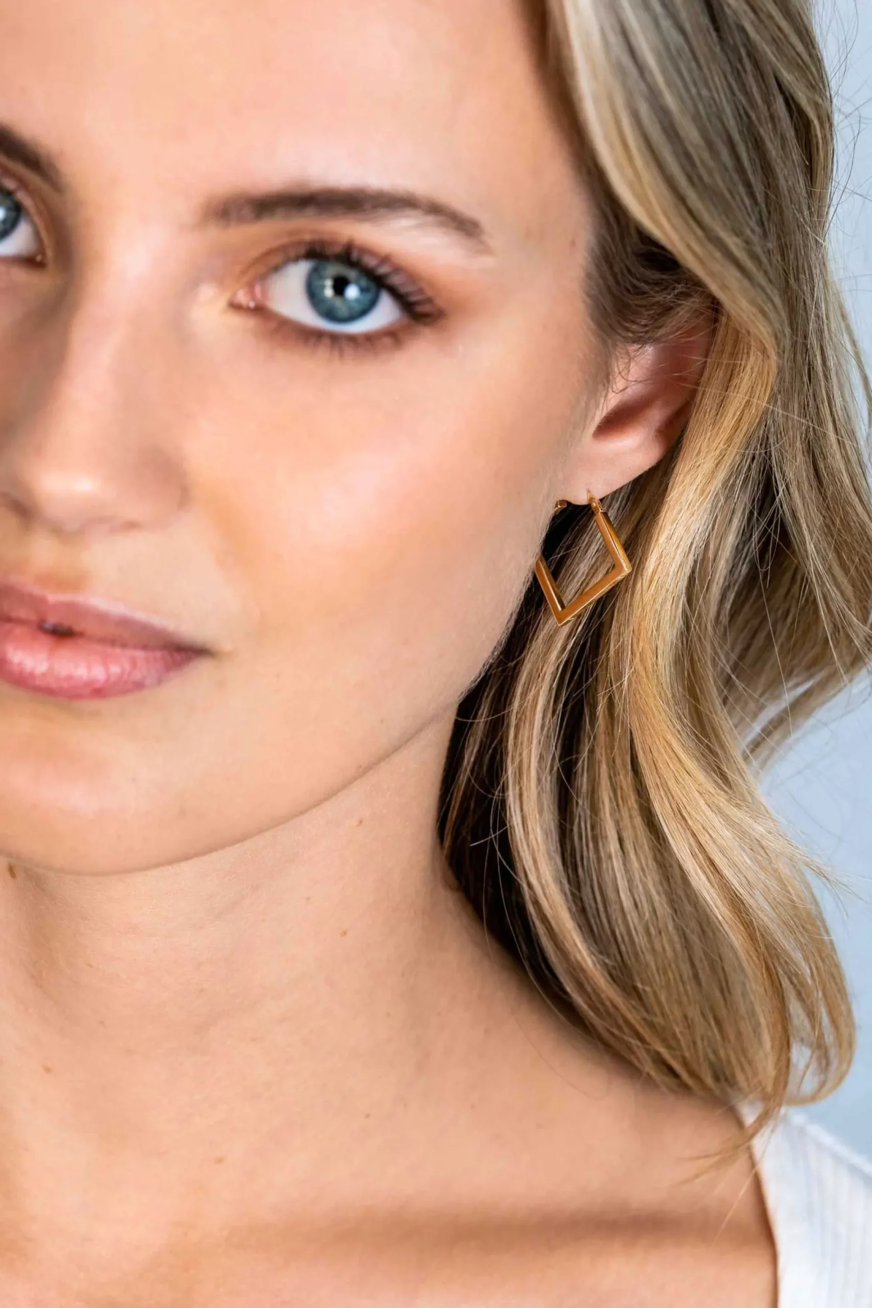 ZINZI gold plated zilveren oorringen 20mm met vierkante vorm buisdikte 2mm ZIO2336G