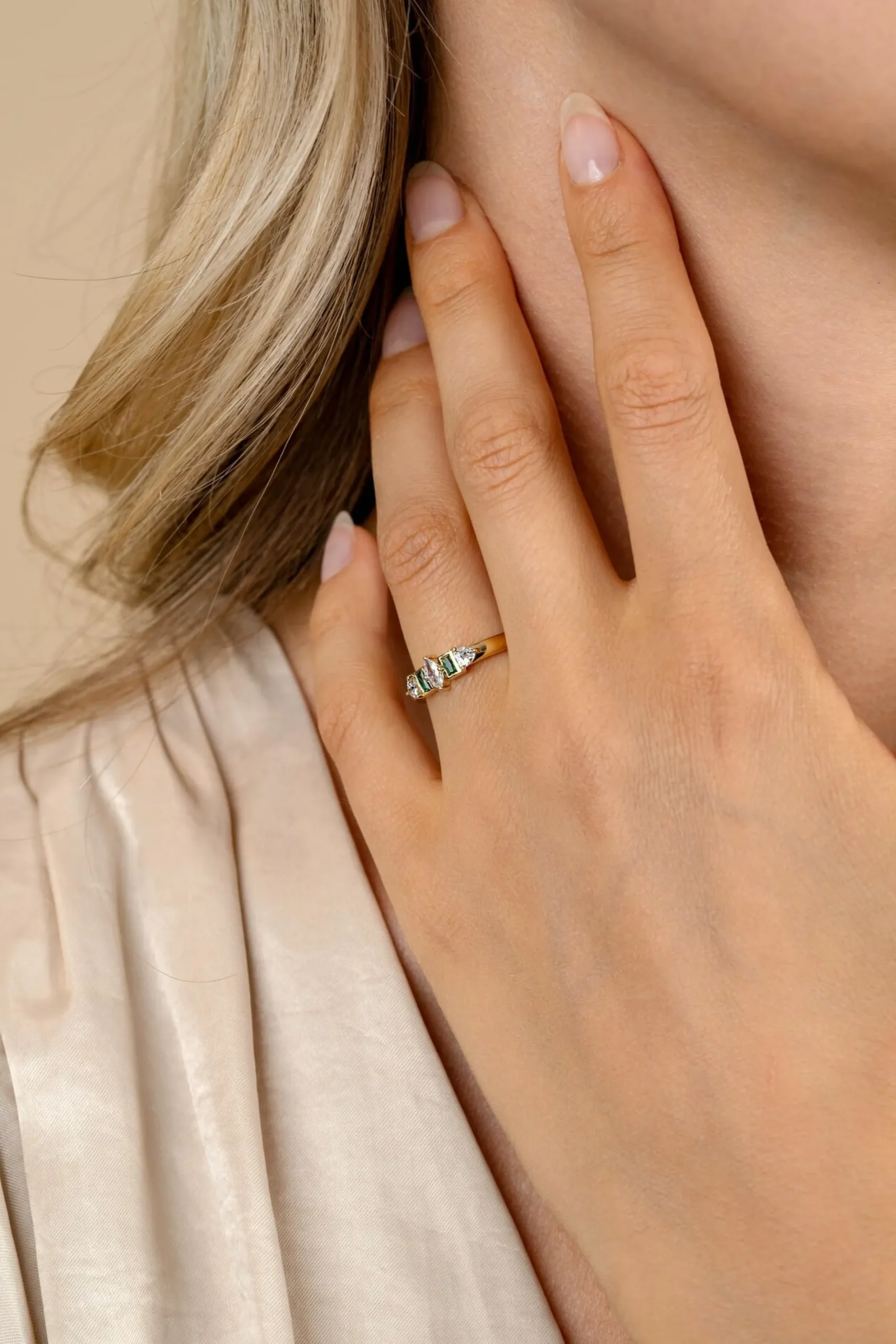 ZINZI gold plated zilveren ring met zettingen in peer, rechthoek en driehoeksvorm bezet met witte en groene kleurstenen ZIR2630G