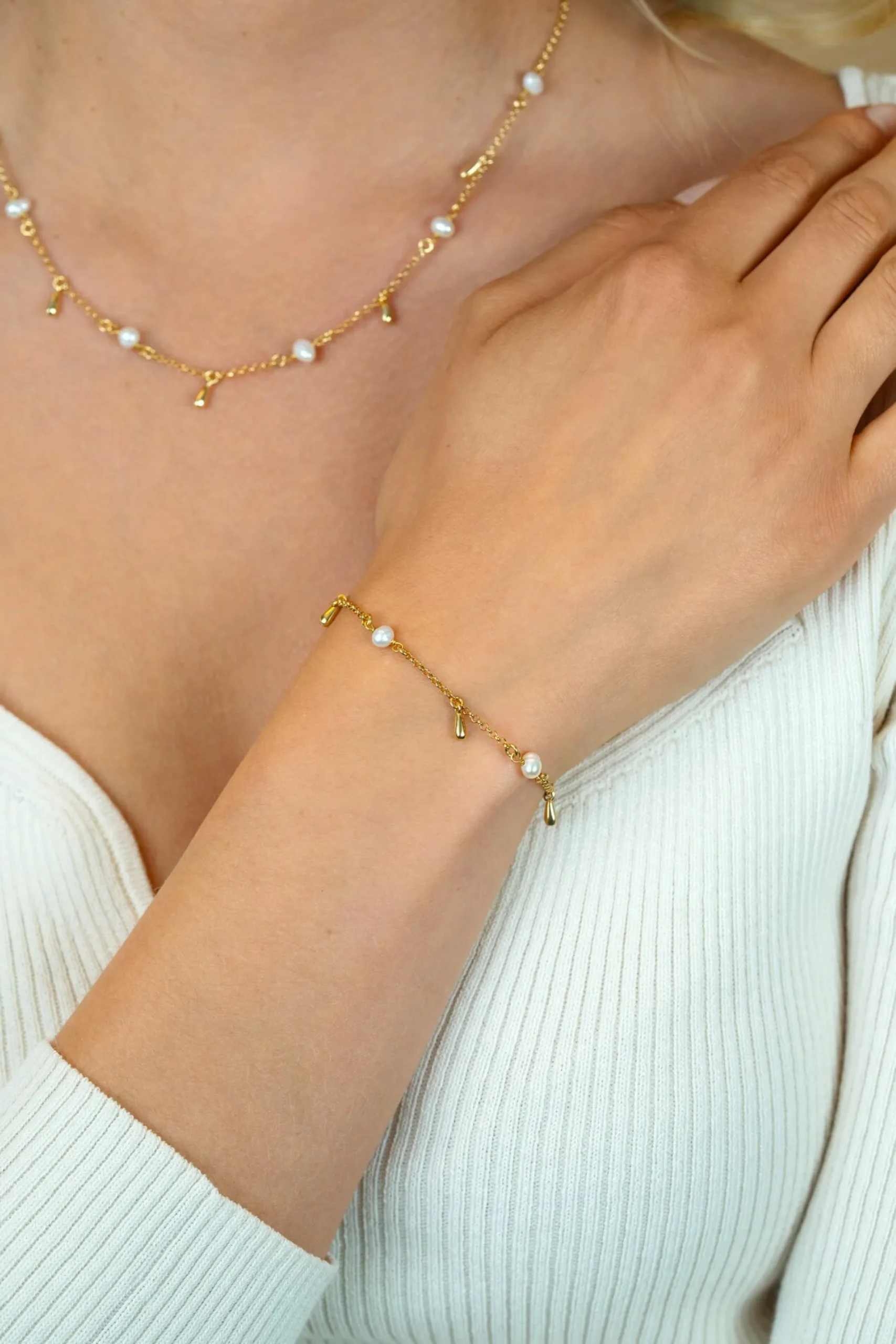 ZINZI gold plated zilveren armband met witte zoetwaterparels en druppeltjes ZIA2753