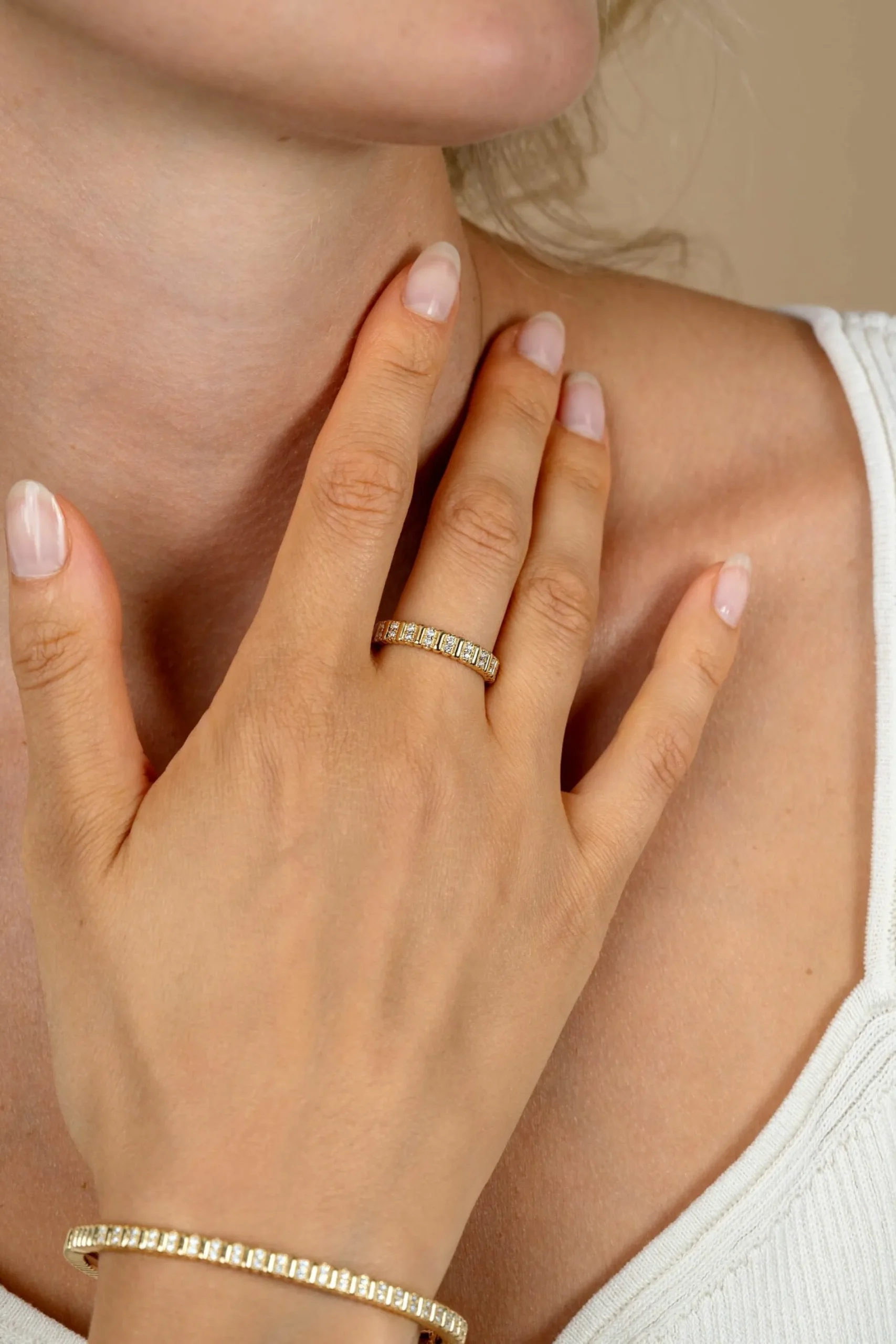 ZINZI gold plated zilveren ring (4mm breed) bezet met witte zirkonia's ZIR2686Y