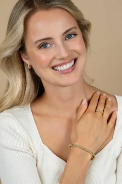 ZINZI gold plated zilveren ring (4mm breed) bezet met witte zirkonia's ZIR2686Y