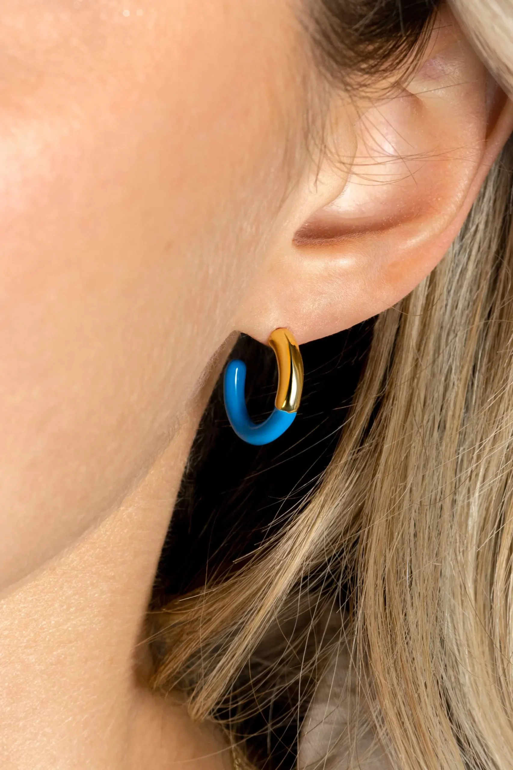 ZINZI gold plated zilveren trendy oorsieraden 16mm half emaille blauw ZIO2315B