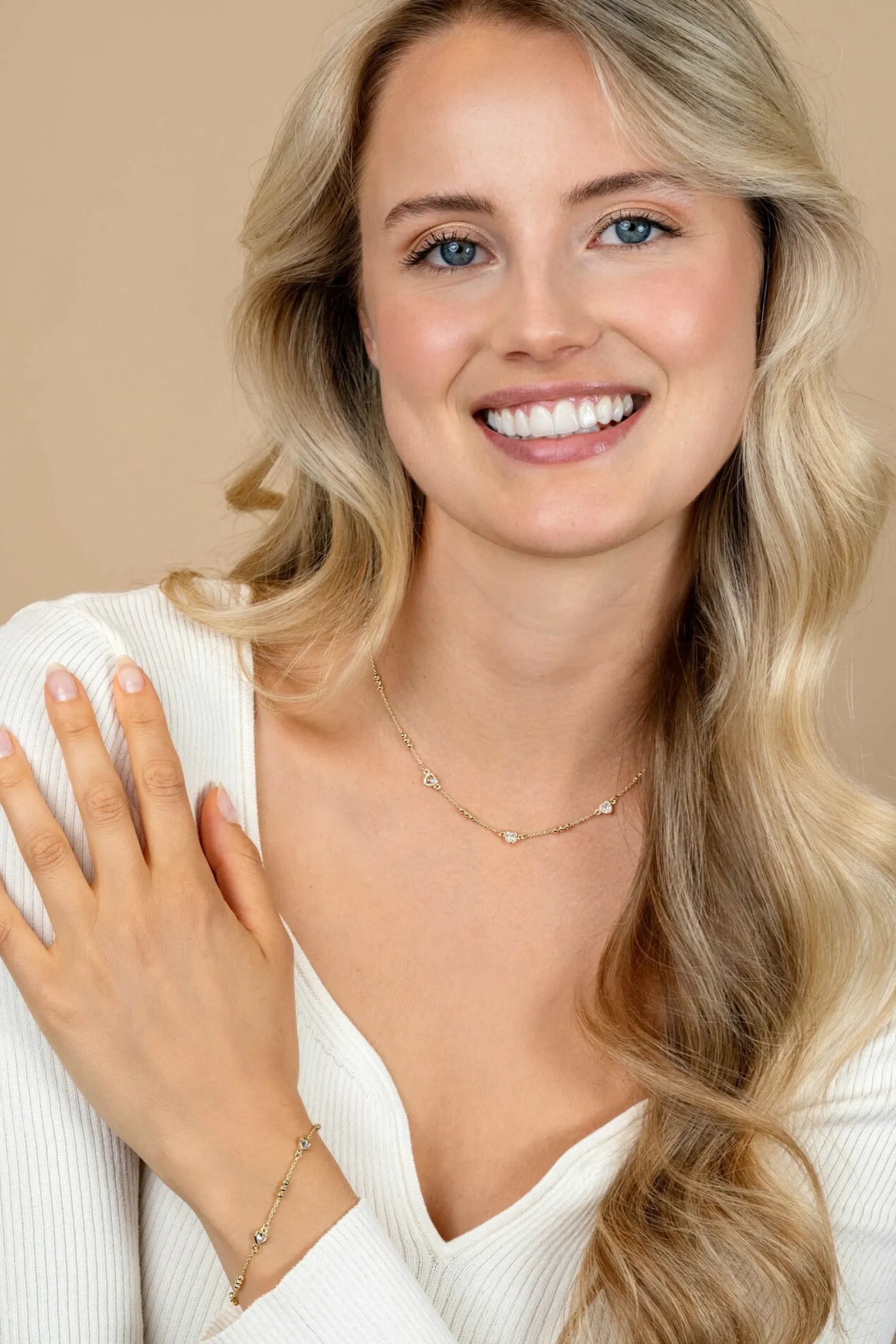 ZINZI gold plated zilveren schakelarmband met trio-bolletjes en drie hartvormige zirkonia's 17-20cm ZIA2679