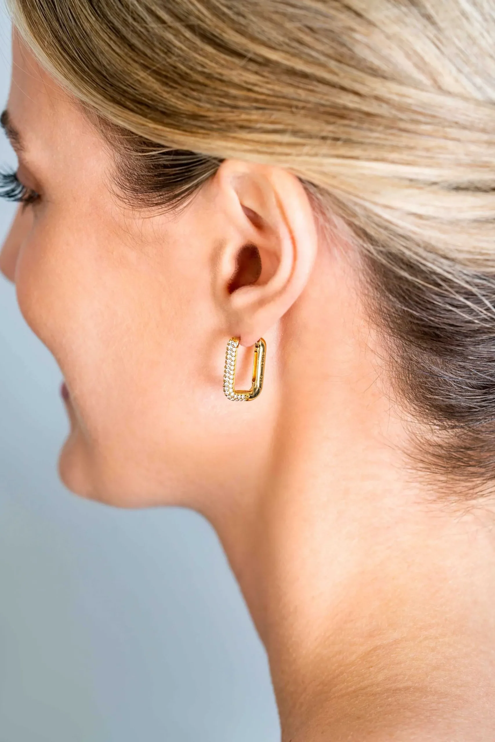 ZINZI gold plated zilveren luxe oorringen 18x3mm rechthoekig met witte zirconia's ZIO2222Y