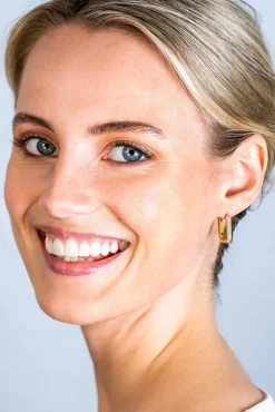 ZINZI gold plated zilveren luxe oorringen 18x3mm rechthoekig met witte zirconia's ZIO2222Y