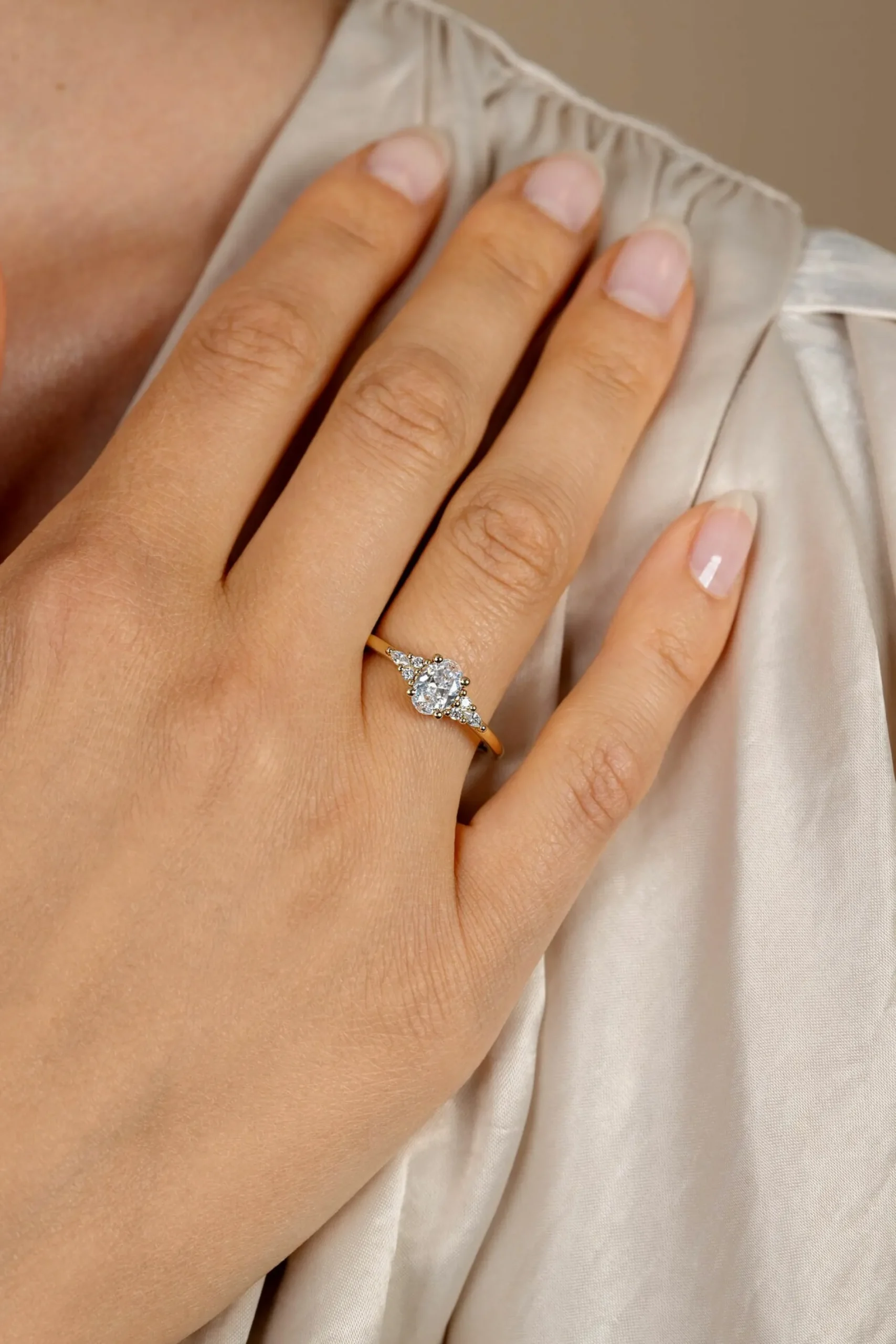 ZINZI gold plated zilveren verlovingsring met grote ovale witte zirkonia (7mm) en kleinere zirkonia's, met klein hartje aan de zijkant ZIR2698Y