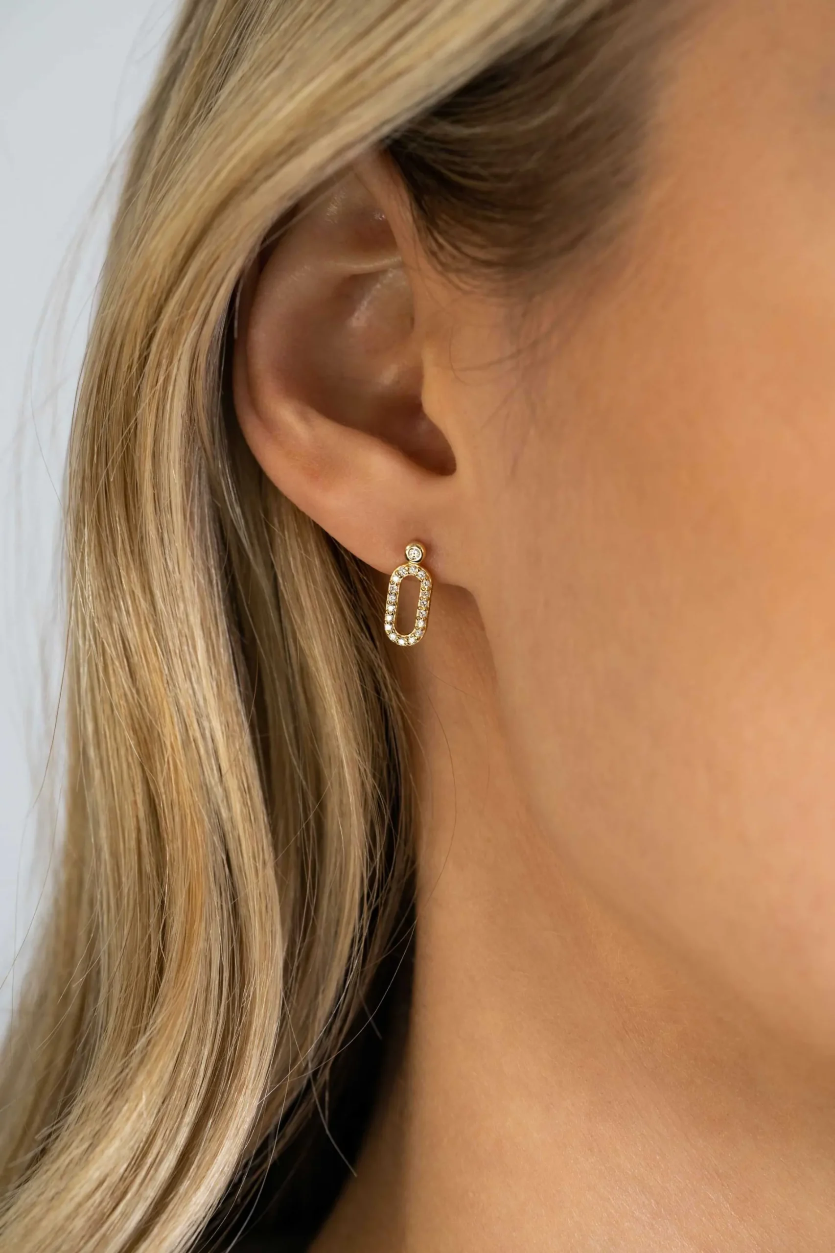ZINZI gold plated zilveren oorstekers (13mm) met een open ovale vorm bezet met witte zirconia's ZIO2398Y