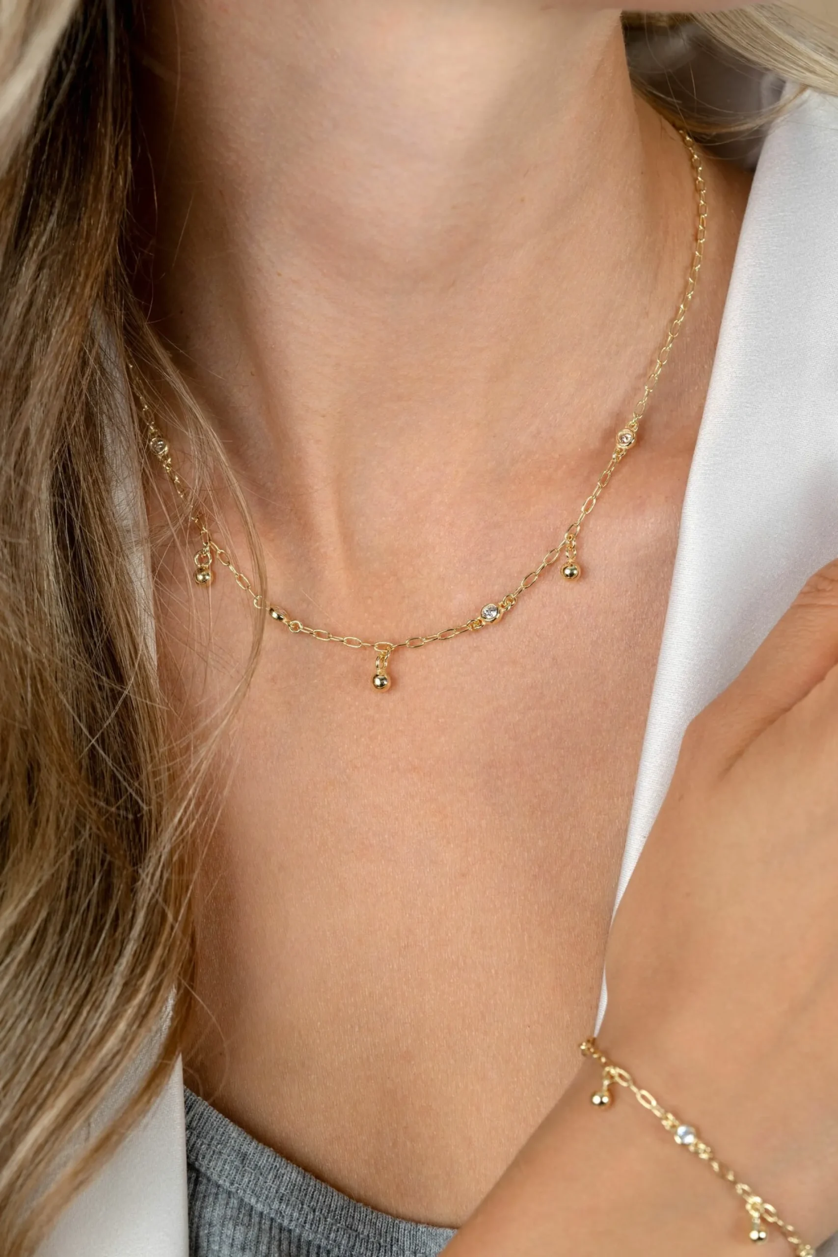 ZINZI gold plated zilveren schakelketting met vier witte zirkonia's en 3 ronde bolletjes, gelijkmatig verdeeld over de ketting 42-45cm ZIC2658
