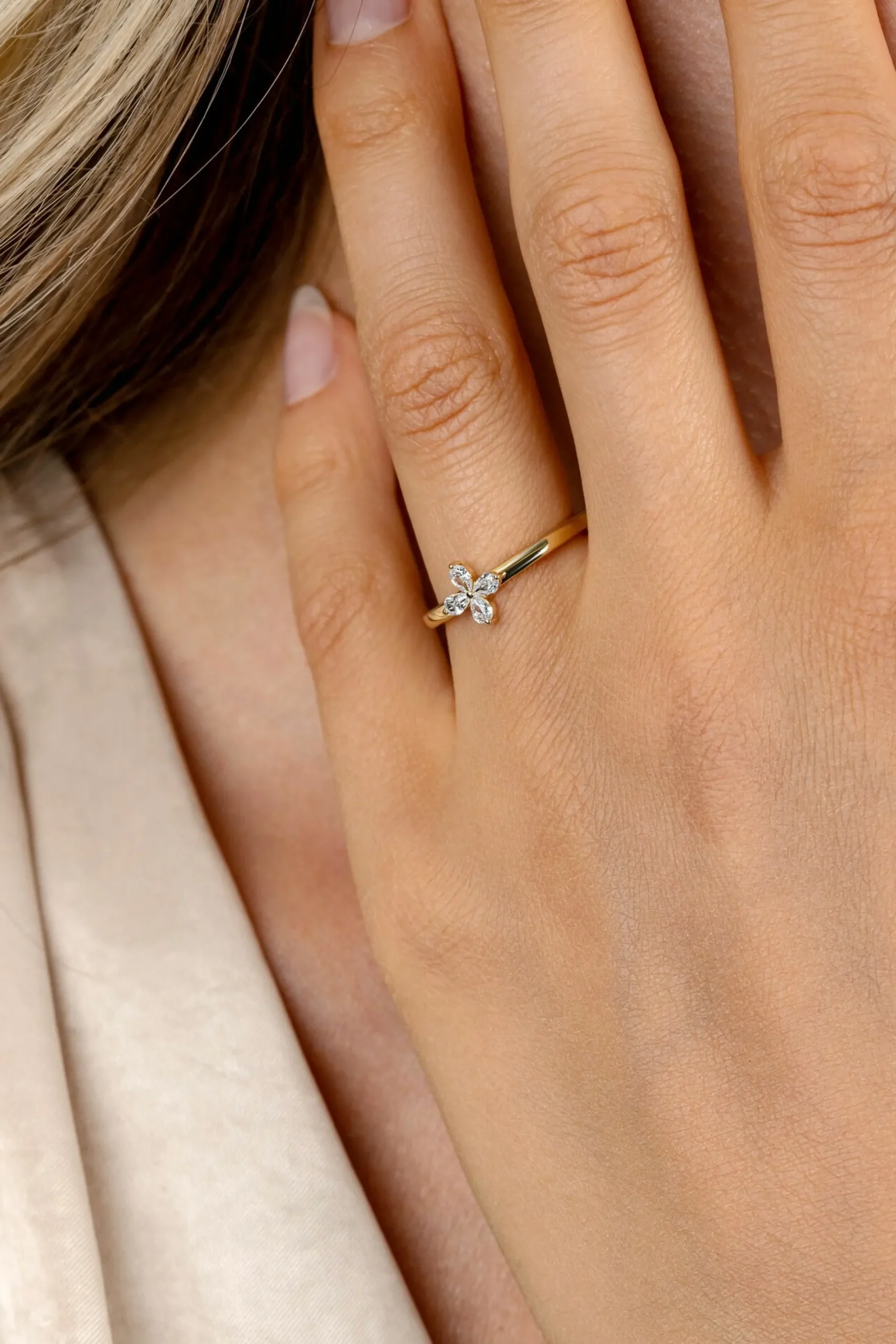 ZINZI gold plated zilveren ring met bloem (7,5mm), bezet met vier druppelvormige witte zirconia's ZIR2624