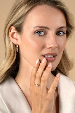 ZINZI gold plated zilveren ring met bloem (7,5mm), bezet met vier druppelvormige witte zirconia's ZIR2624