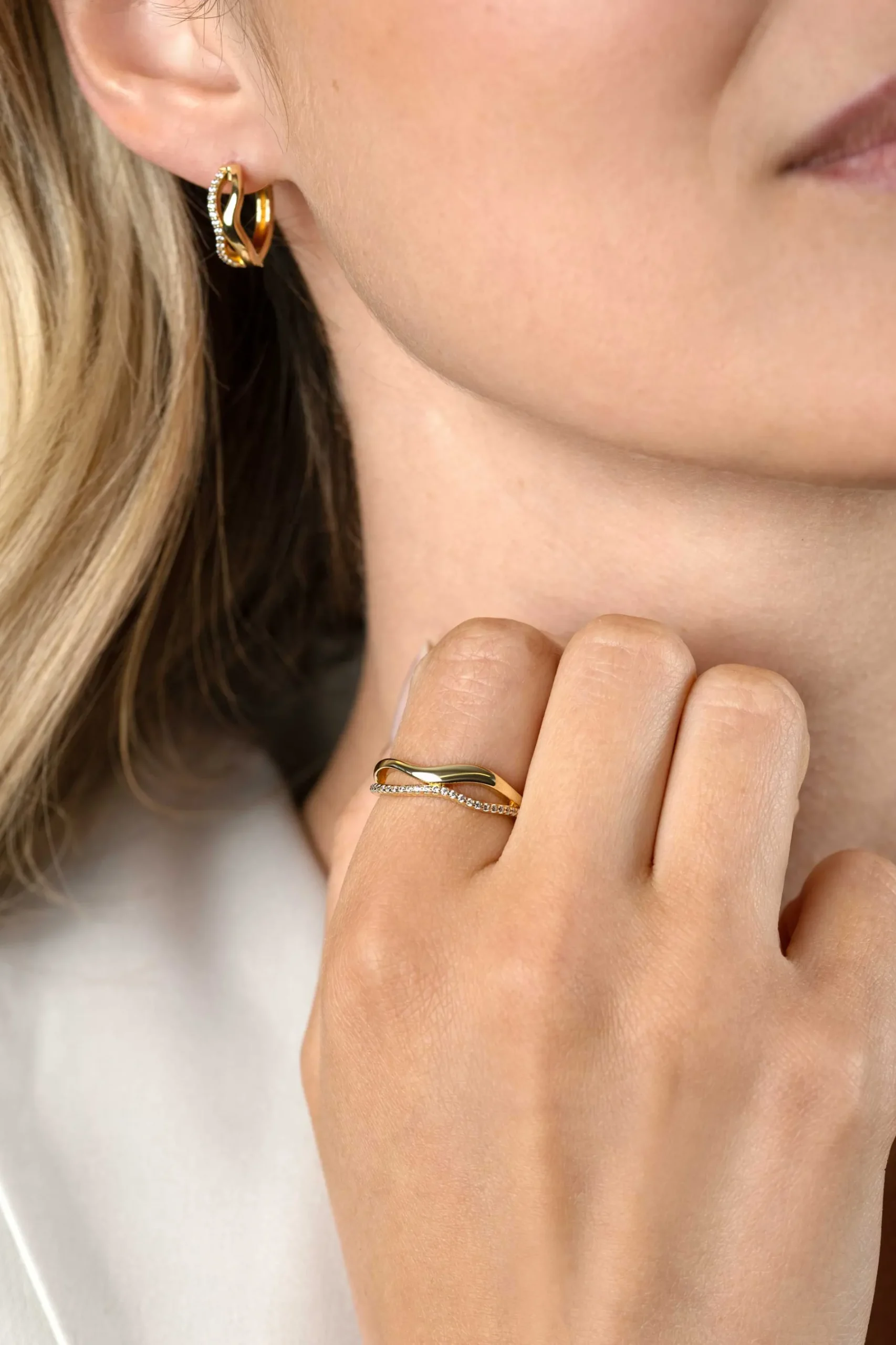 ZINZI gold plated zilveren multilook ring (6mm breed) organisch gevormd met twee golvende banen, waarvan één bezet met witte zirconia's ZIR2629Y
