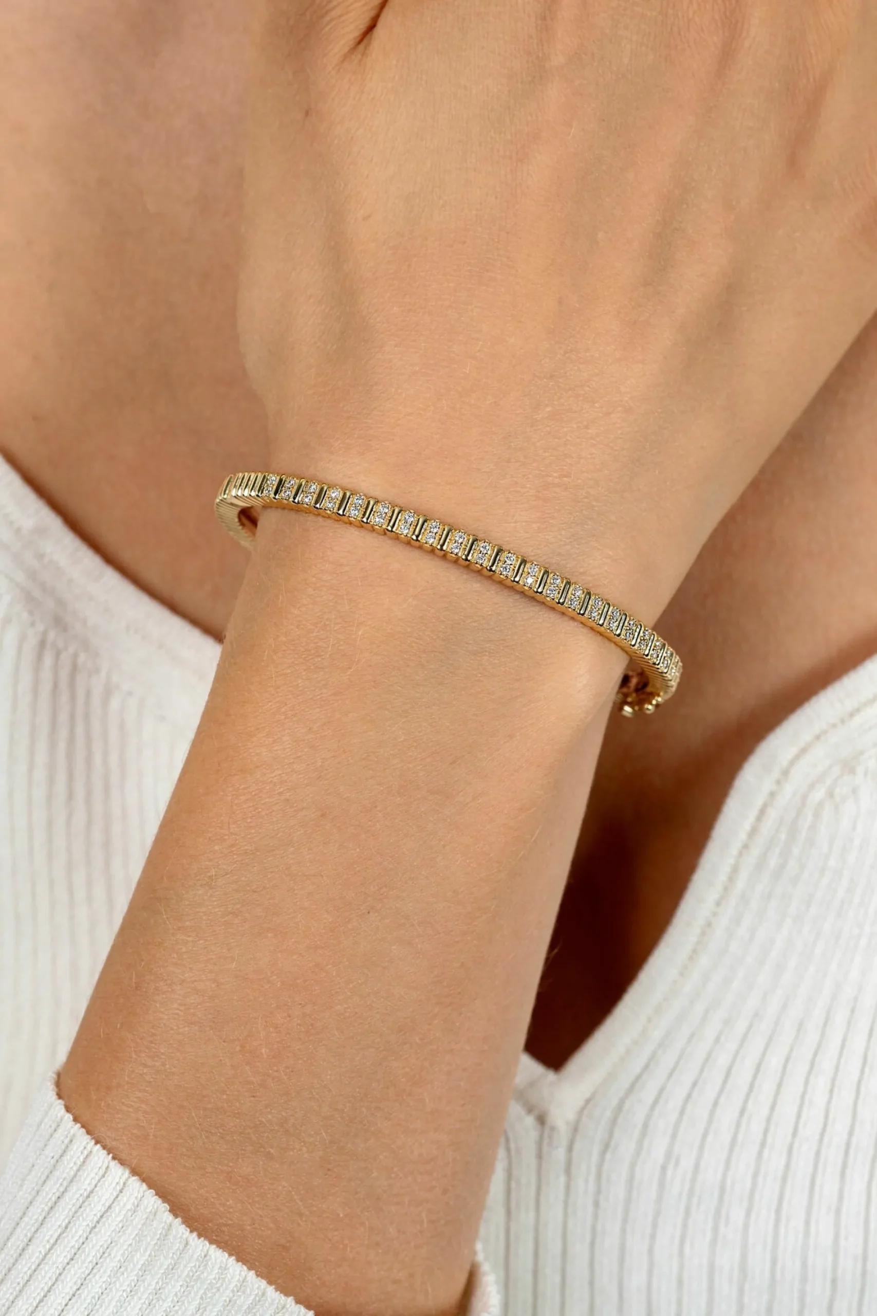 ZINZI gold plated zilveren bangle armband 4mm breed, bezet met witte zirkonia's 60mm ZIA2686Y
