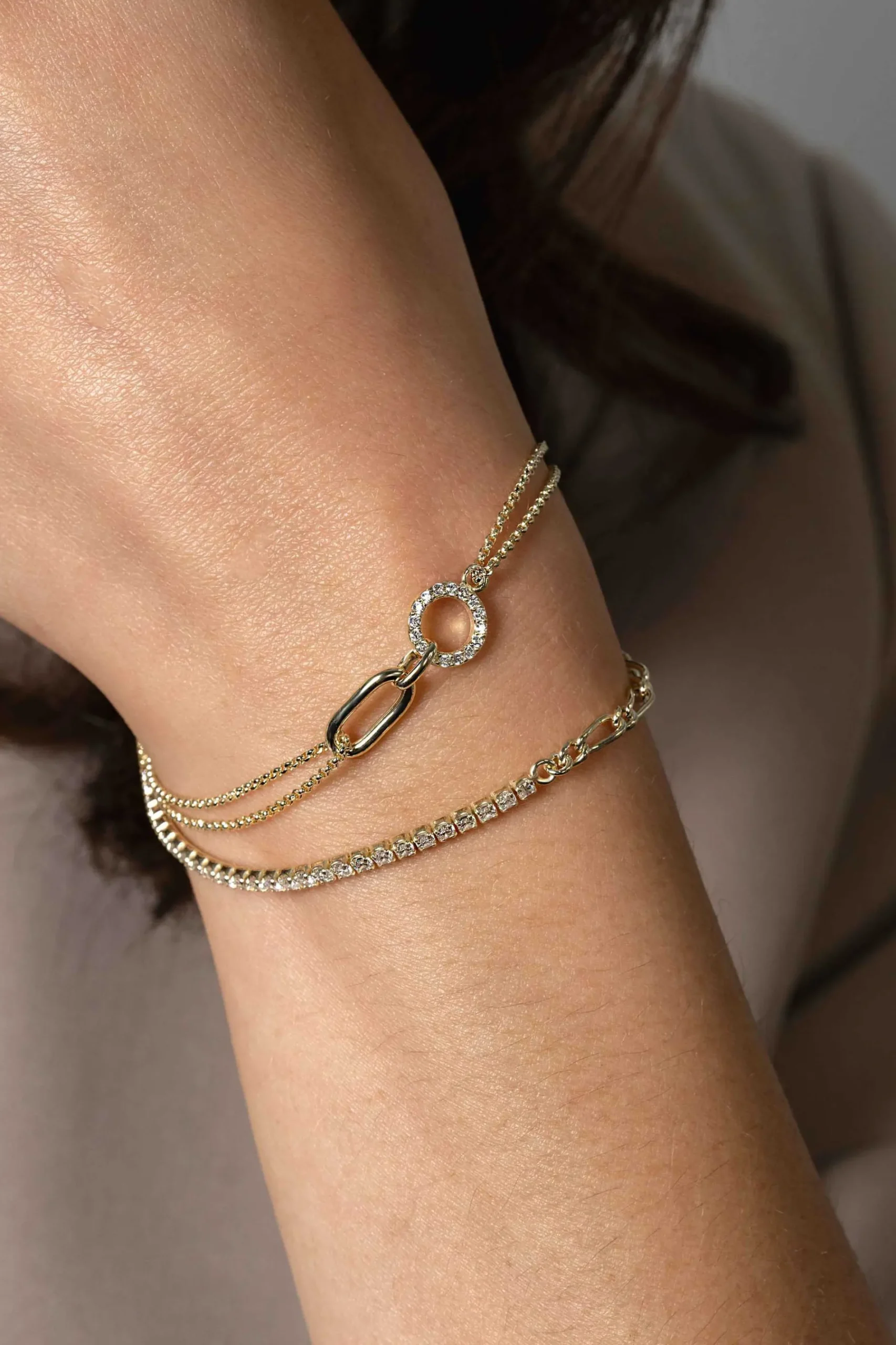 ZINZI gold plated zilveren fantasie schakel armband (2,3mm breed) waarbij de ene helft bezet is met witte zirconia's 17-20cm ZIA2460Y