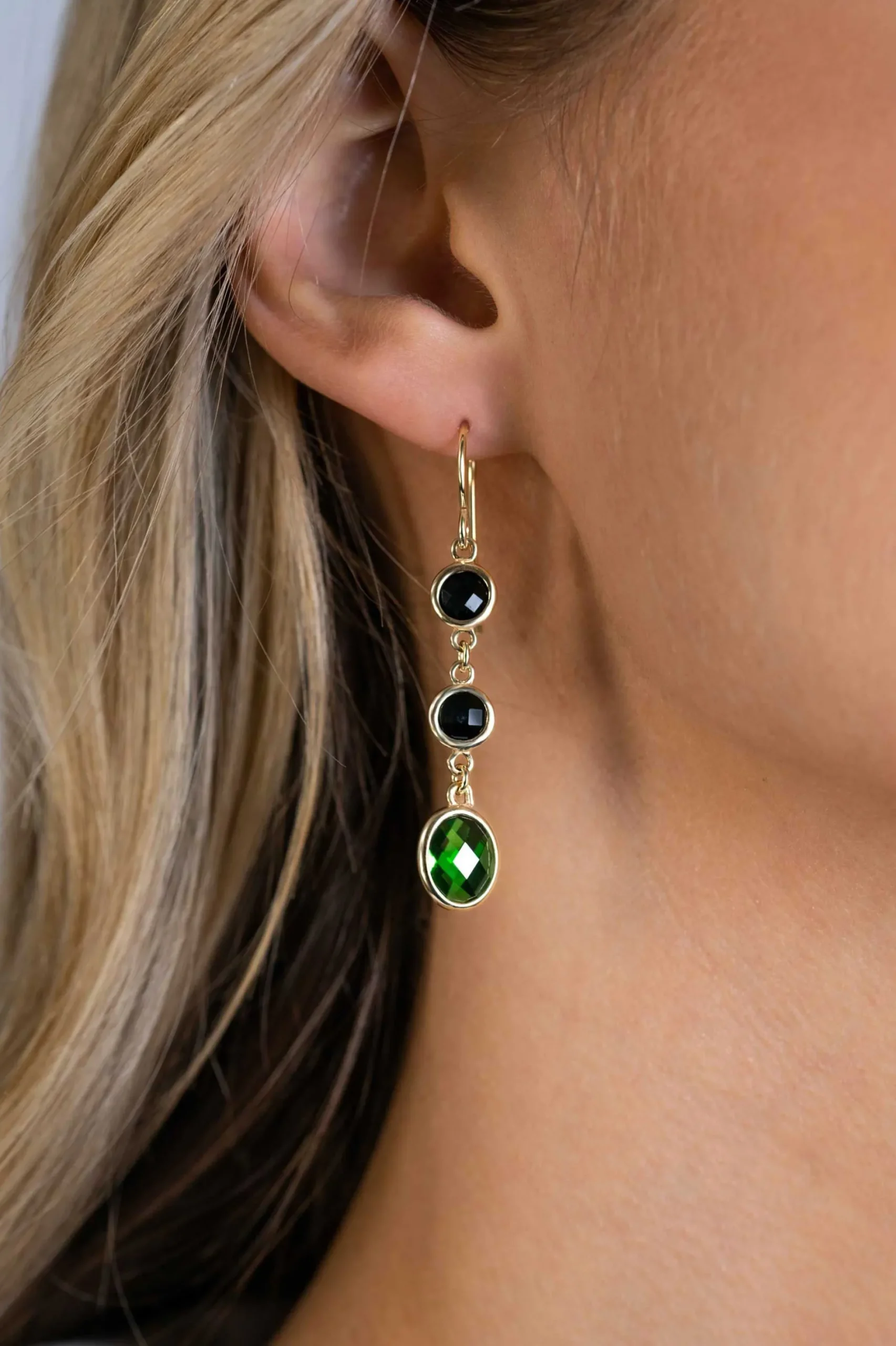 ZINZI gold plated zilveren lange oorhangers 50mm, bezet met twee ronde zwarte zirconia's en een grotere ovale groene kleursteen ZIO2389